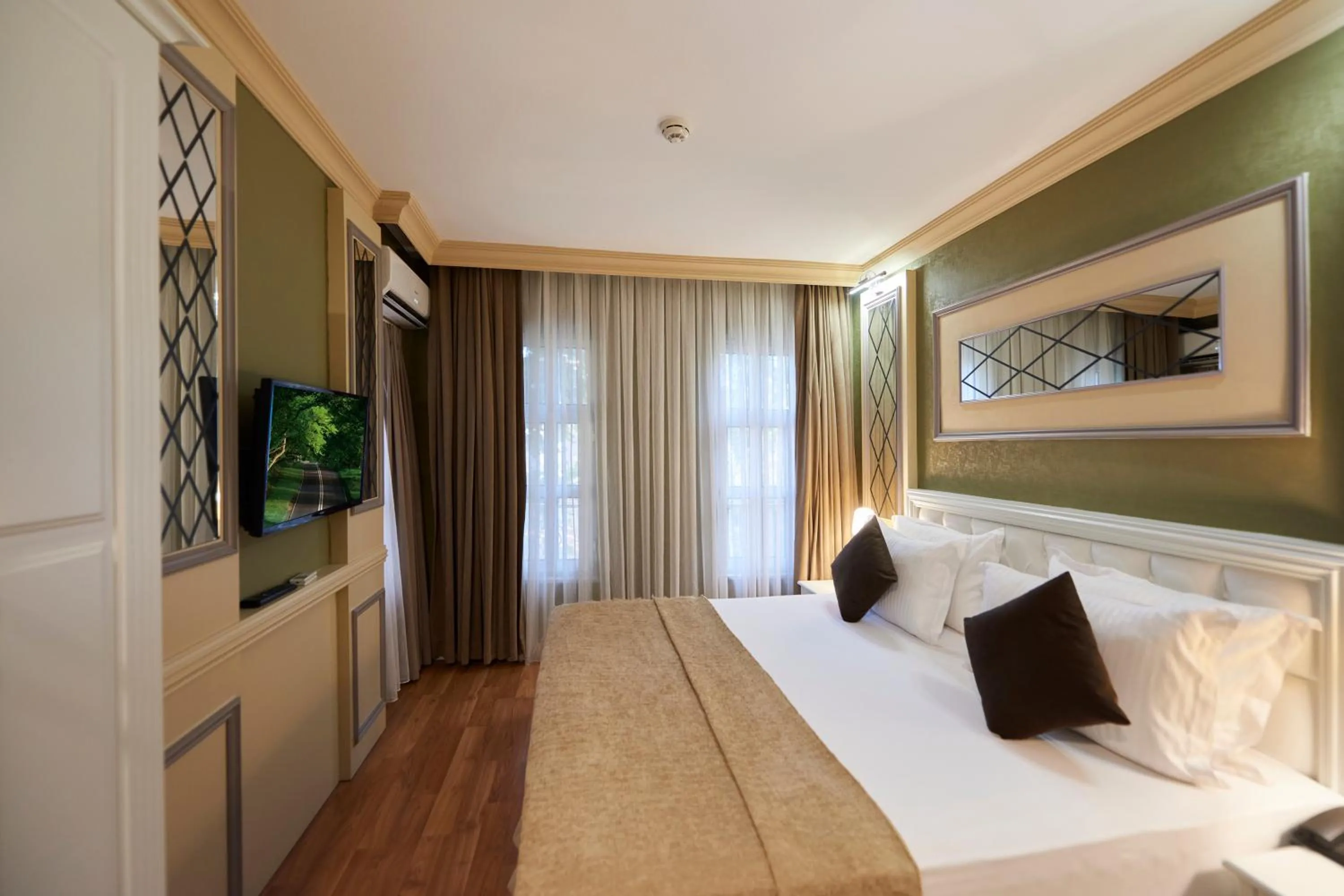 Photo of the whole room, Bed in Sunlight Hotel