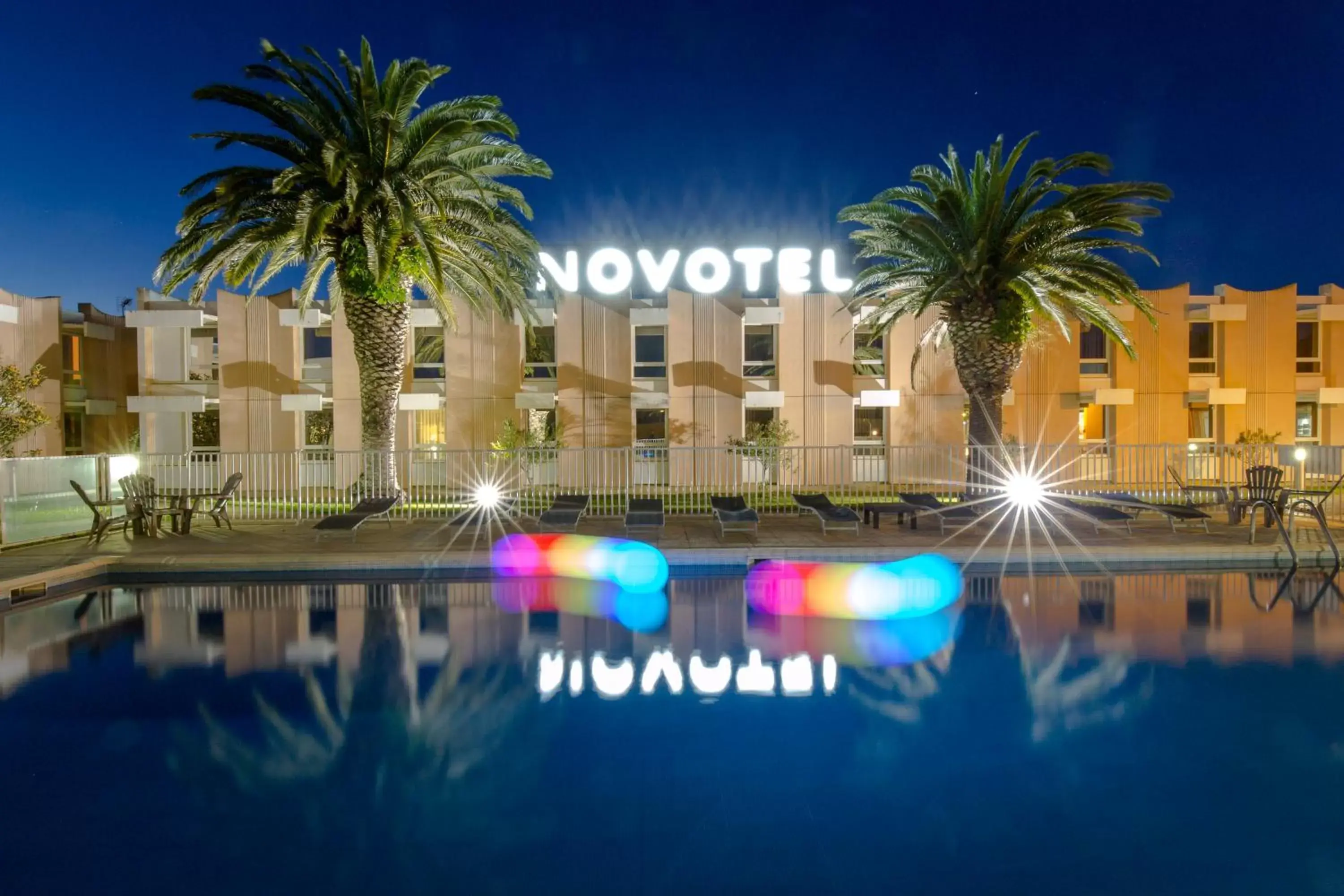 Swimming pool, Property Building in Novotel Perpignan Nord Rivesaltes