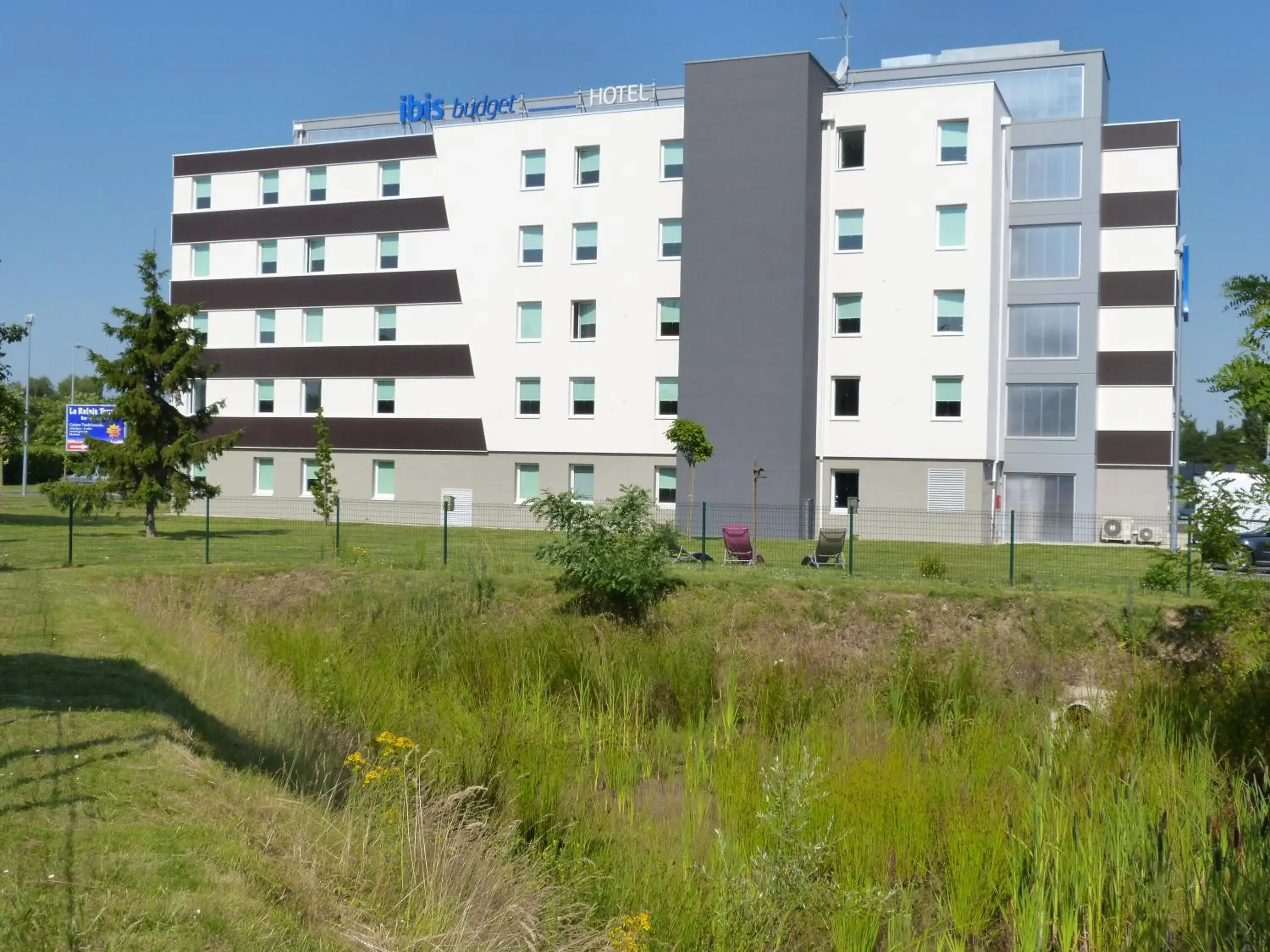 Garden, Property Building in ibis budget Tours Nord