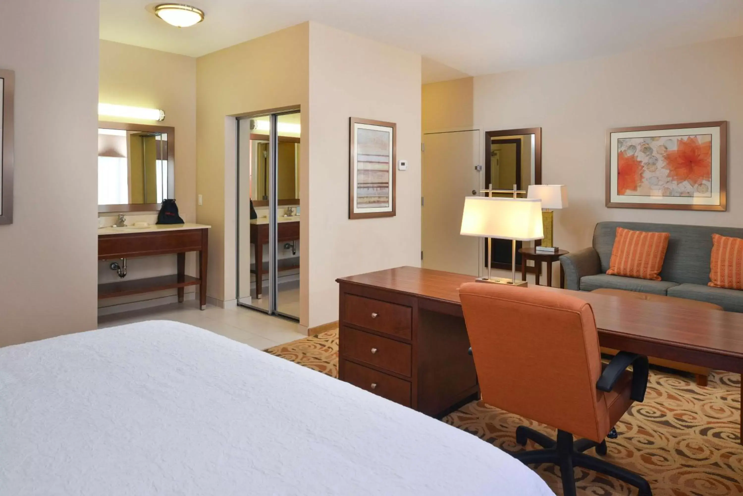Living room, Bed in Hampton Inn & Suites - Ocala