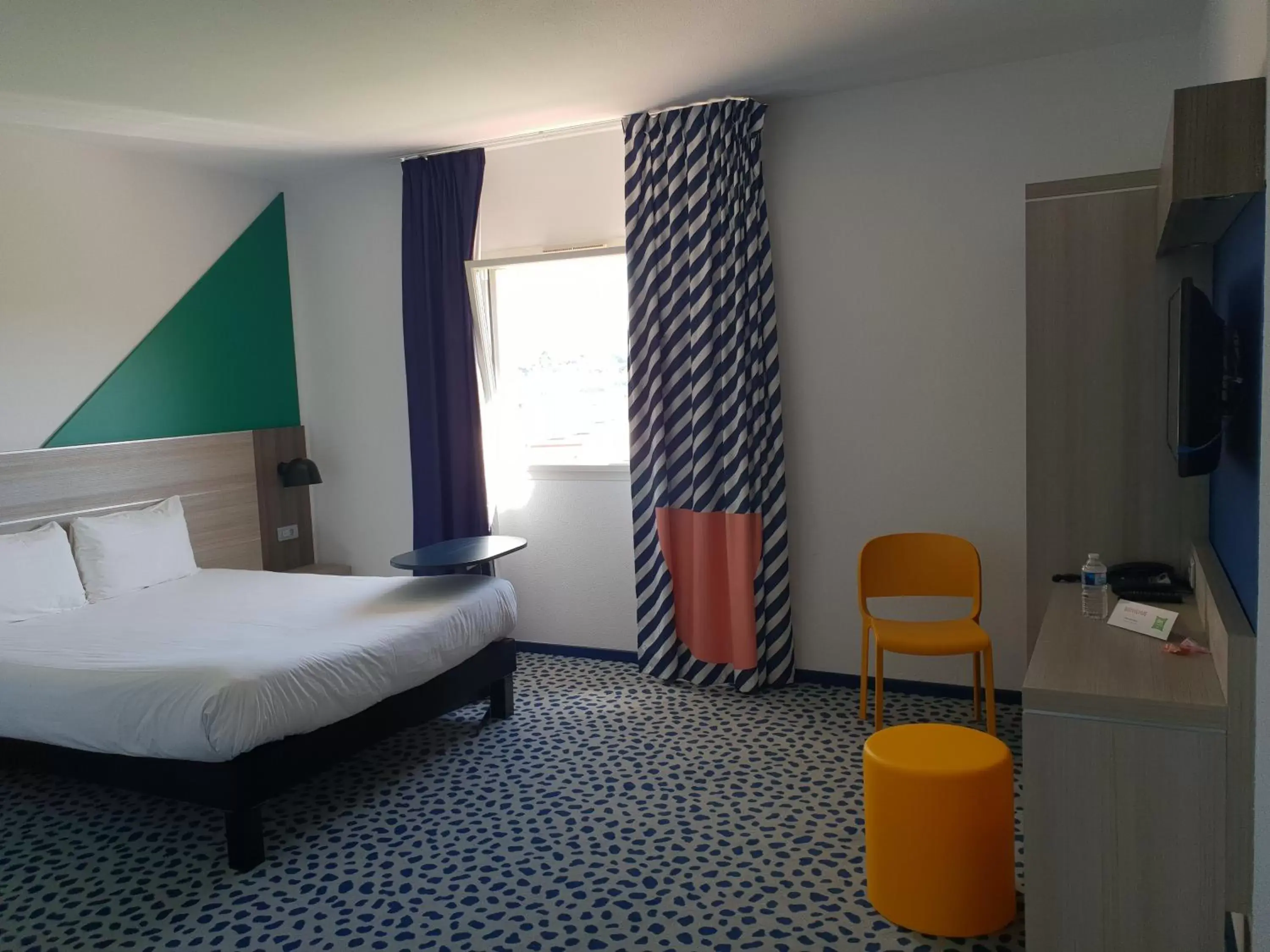Photo of the whole room in ibis Styles Marseille Plan de Campagne
