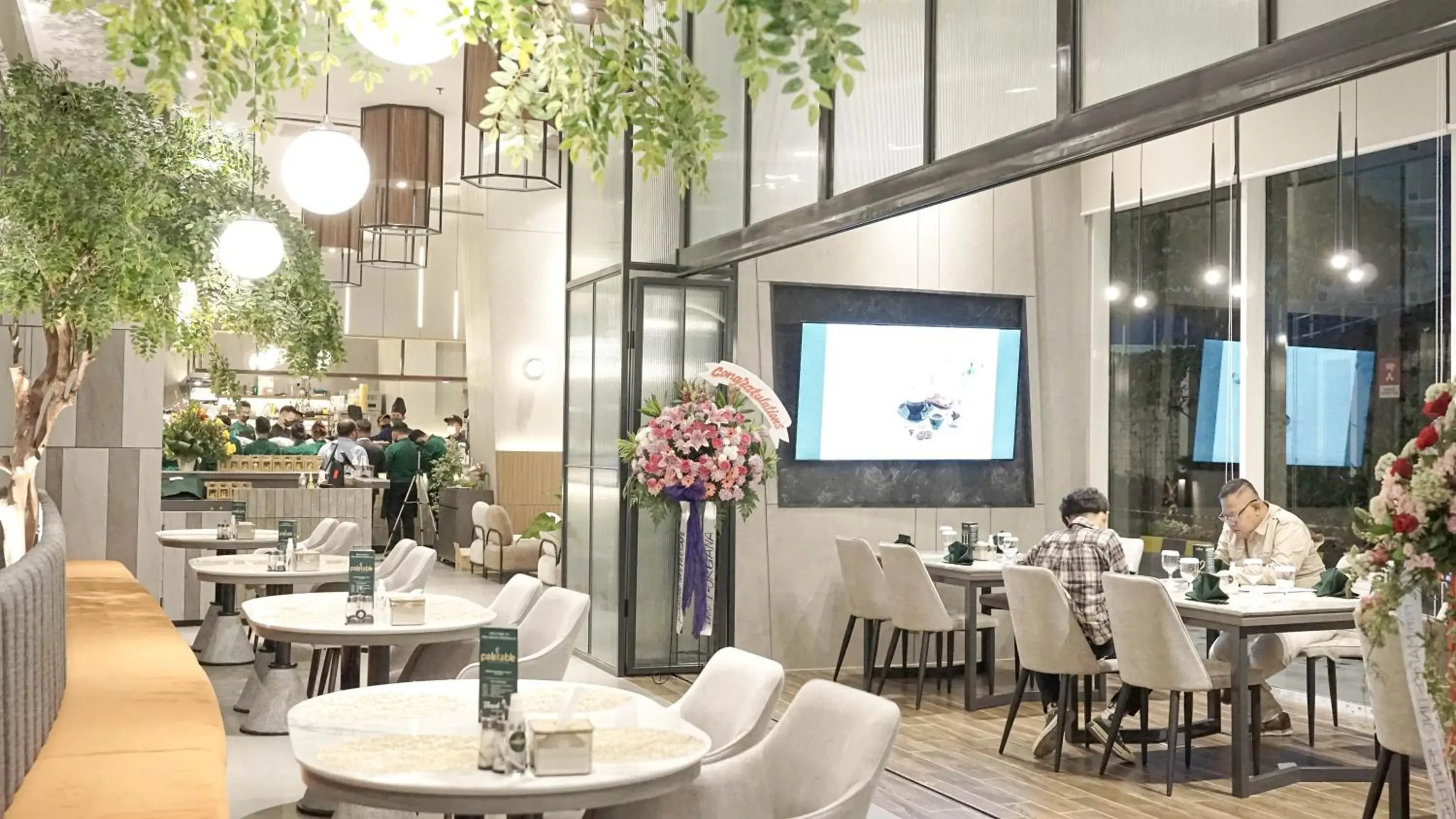 Restaurant/Places to Eat in Menteng Park Exclusive Emerald