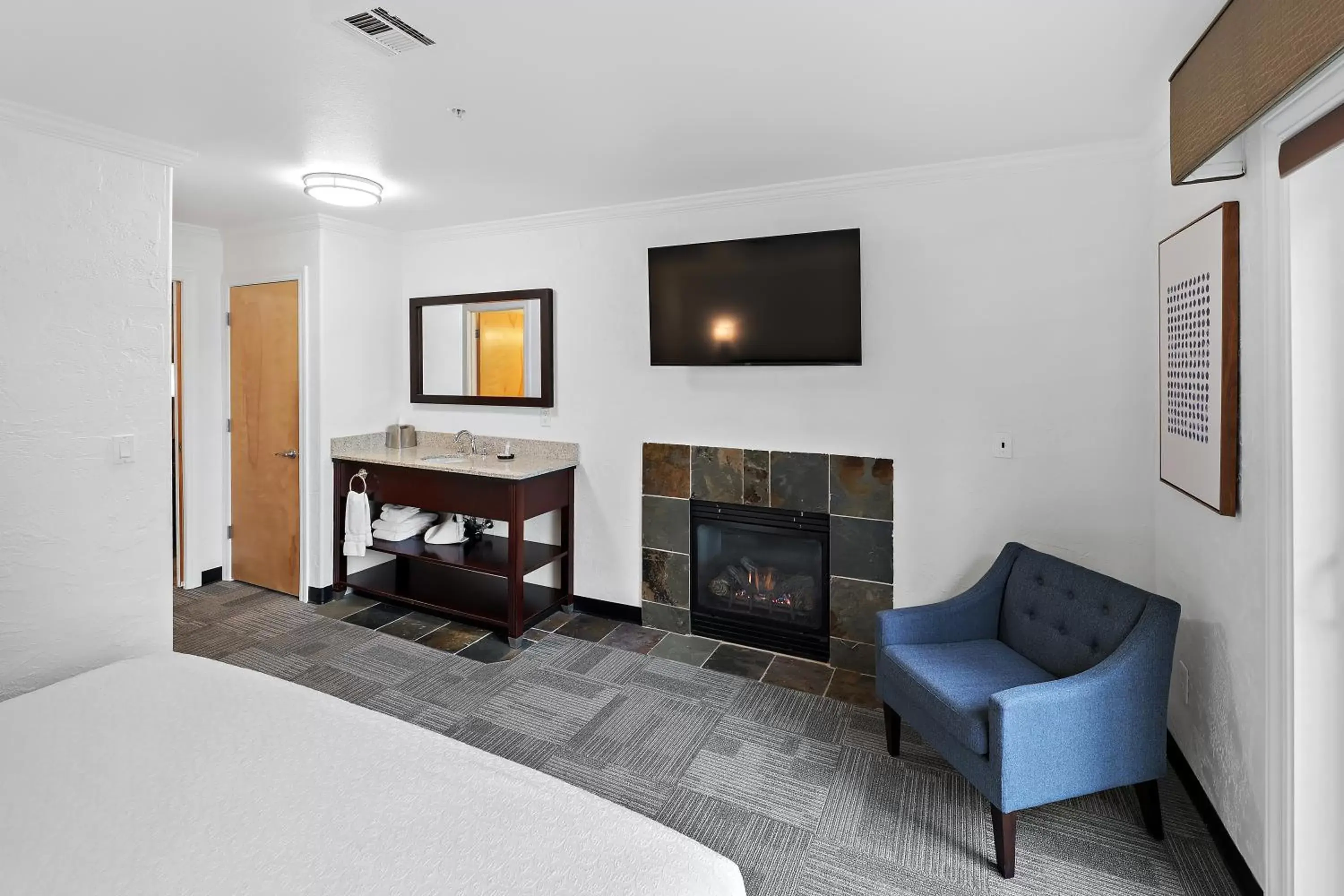 Bed, TV/Entertainment Center in Best Western Wesley Inn & Suites