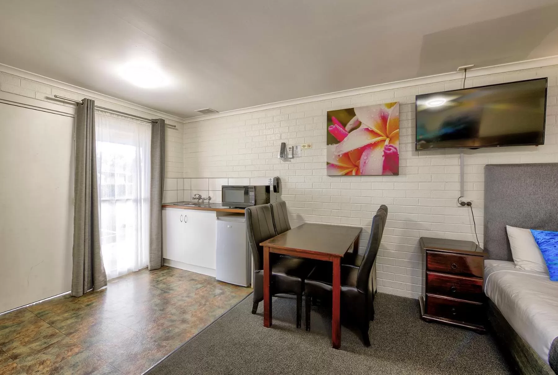 Kitchen or kitchenette in Frankston Motel