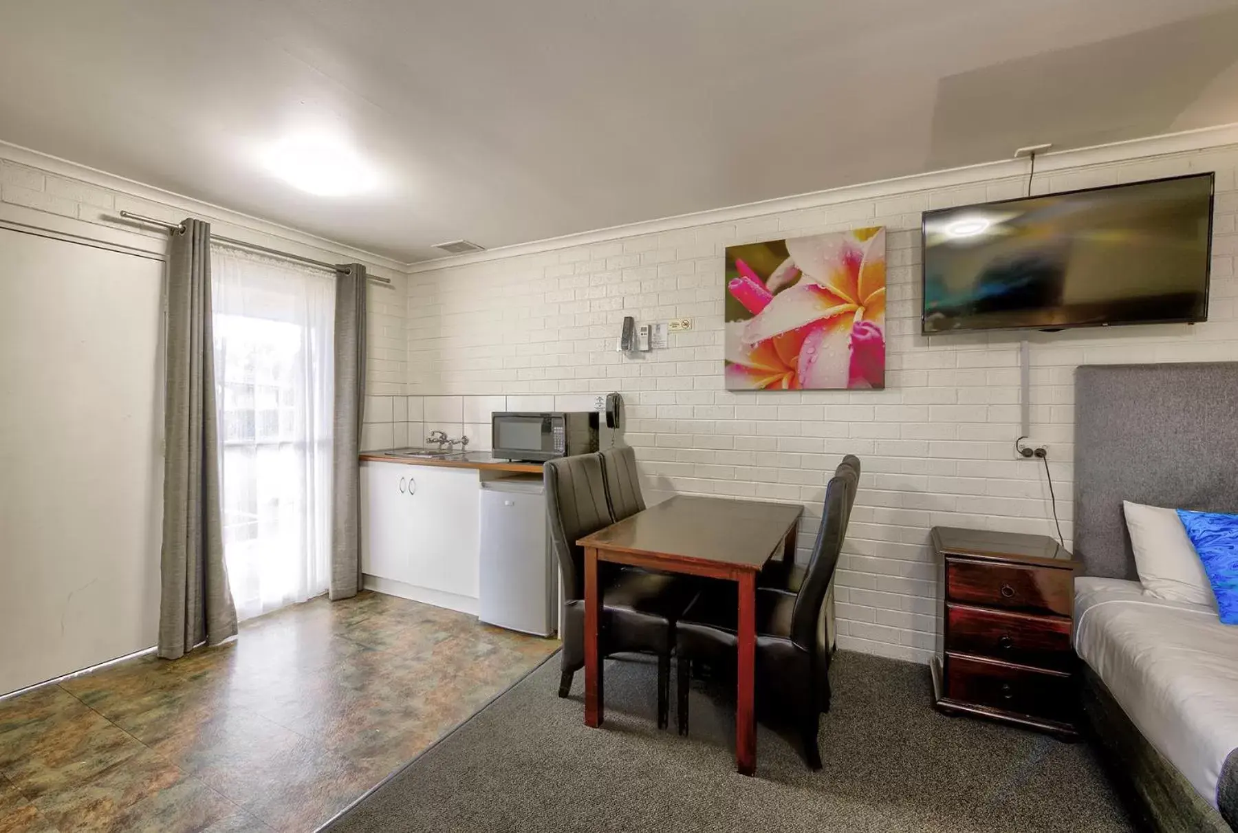 Kitchen or kitchenette, Dining Area in Frankston Motel