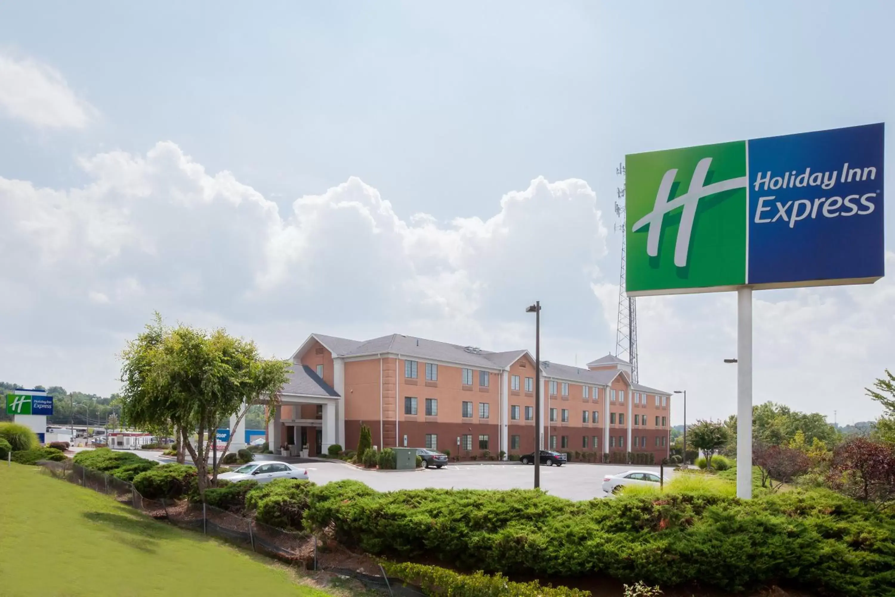 Property building in Holiday Inn Express Winston-Salem by IHG Property building in Holiday Inn Express Winston-Salem by IHG