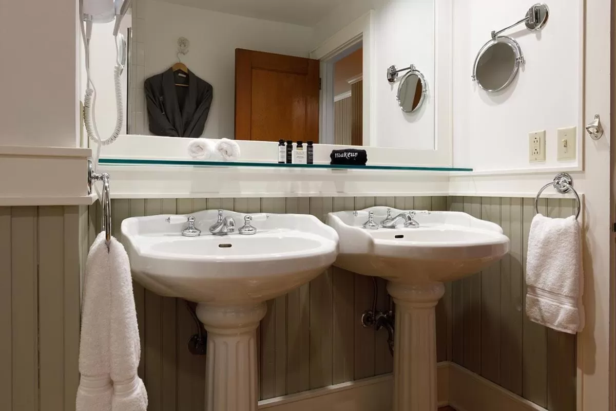 Bathroom in Friends Lake Inn