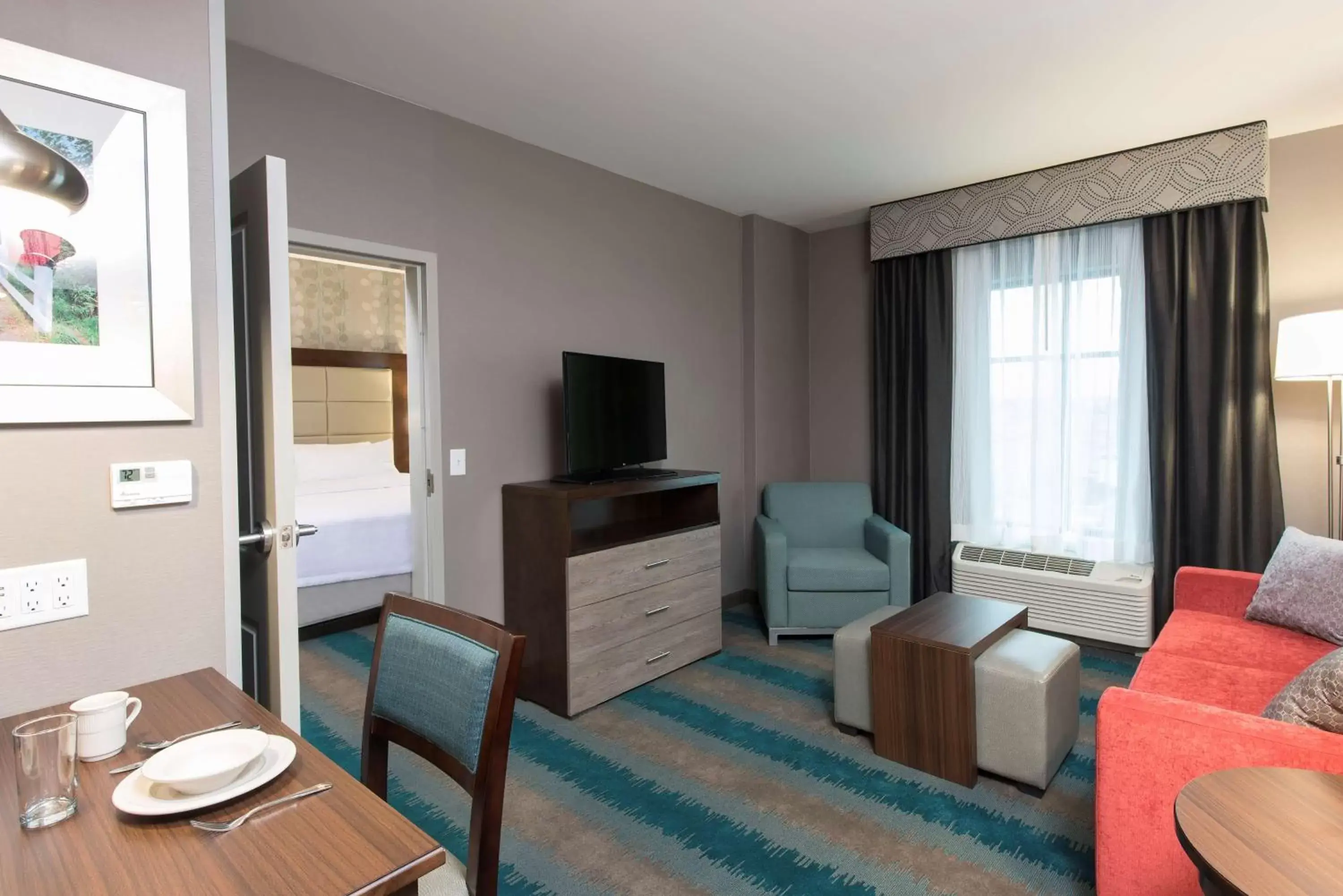 Bedroom, TV/Entertainment Center in Homewood Suites by Hilton Cleveland/Sheffield