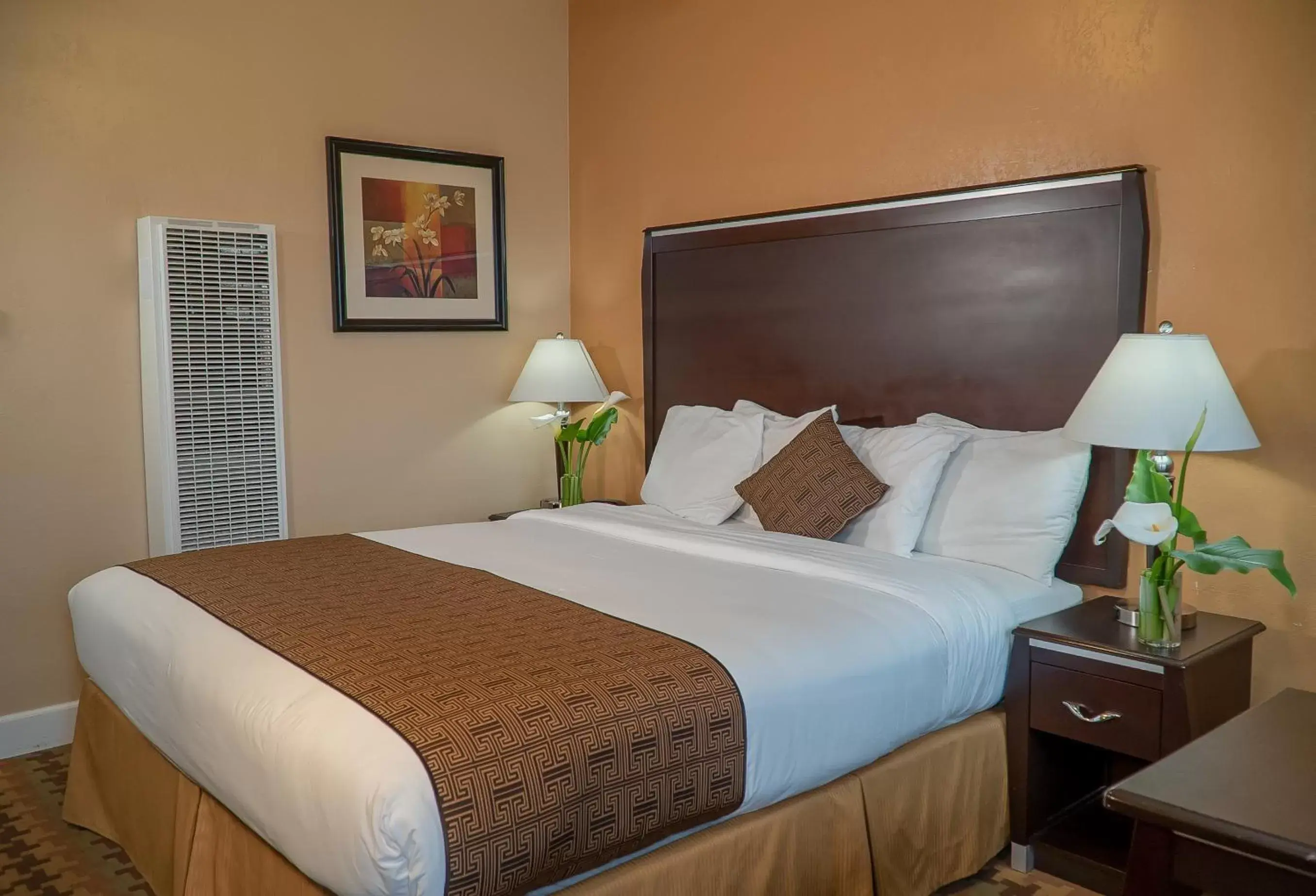 Bedroom, Bed in Silver Surf Motel