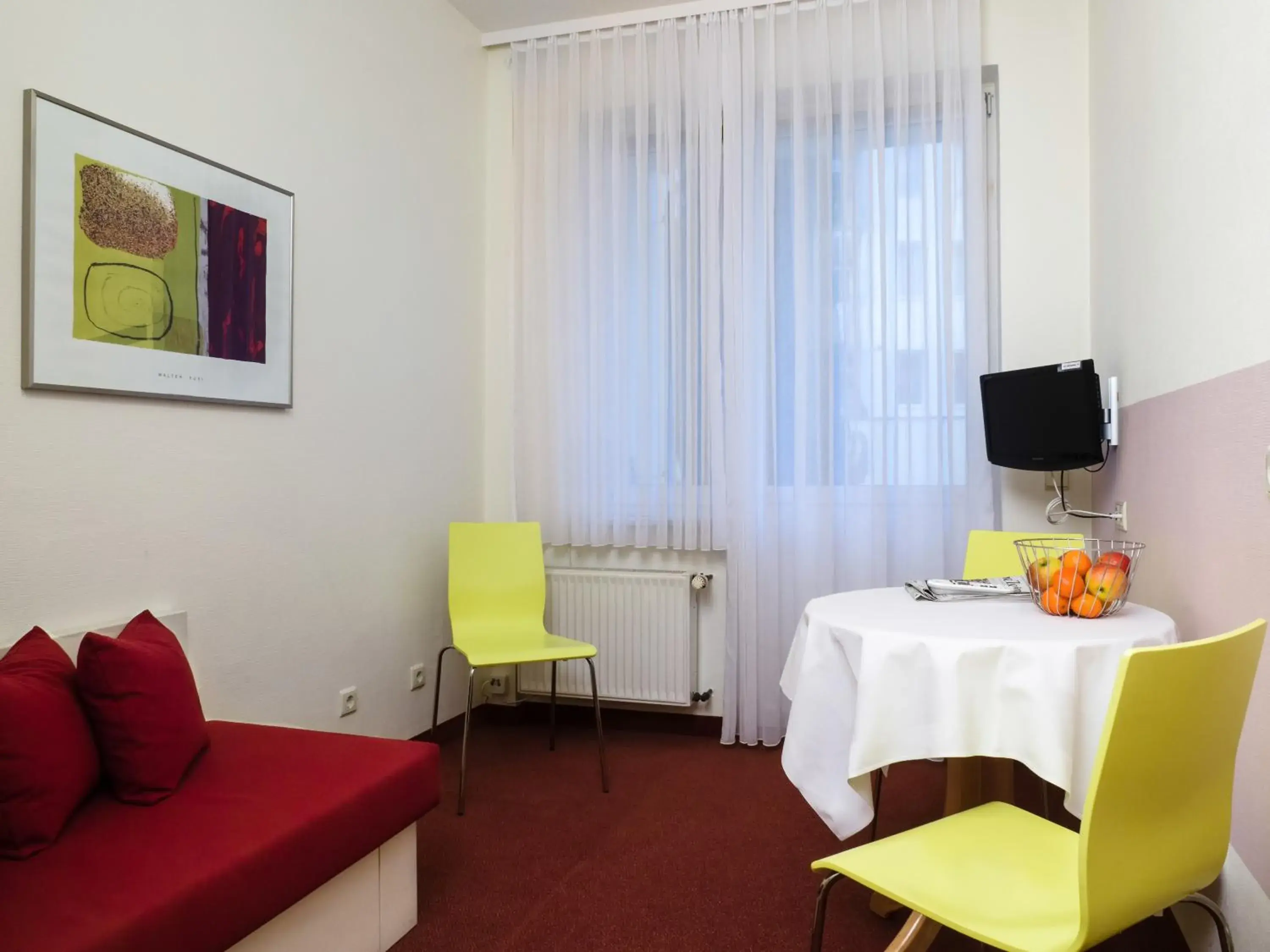 Kitchen or kitchenette, Seating Area in Hotel Aigner