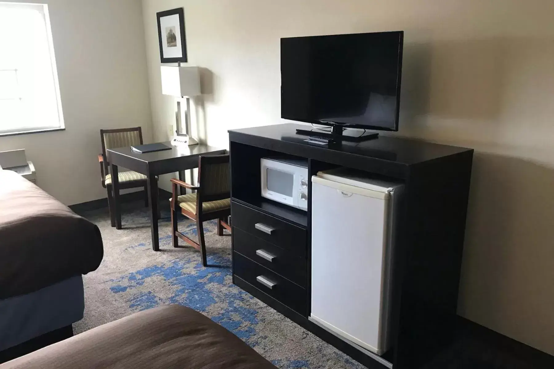 Guests, TV/Entertainment Center in AmericInn by Wyndham Maquoketa