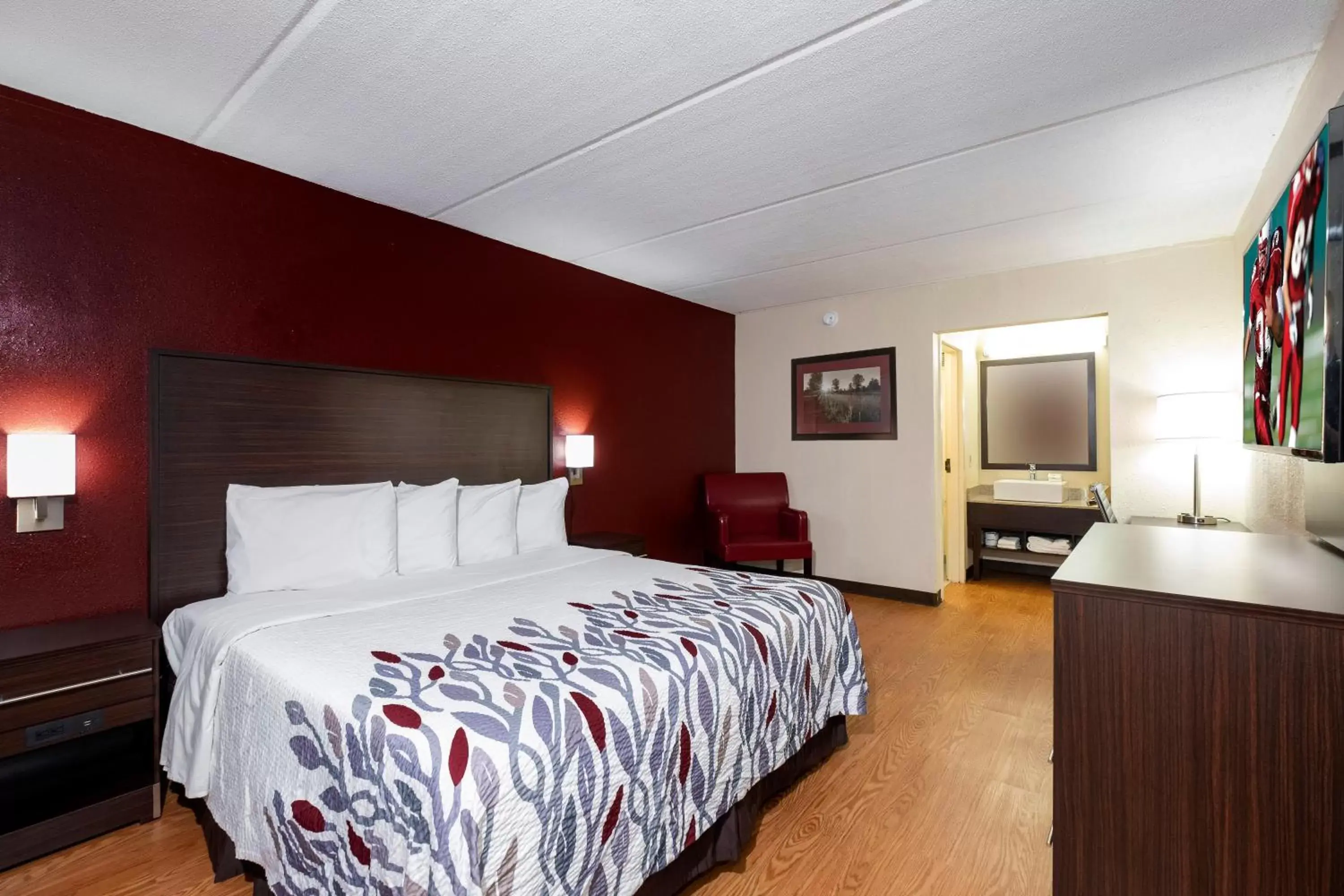 Photo of the whole room, Bed in Red Roof Inn Kenly - I-95 Photo of the whole room, Bed in Red Roof Inn Kenly - I-95