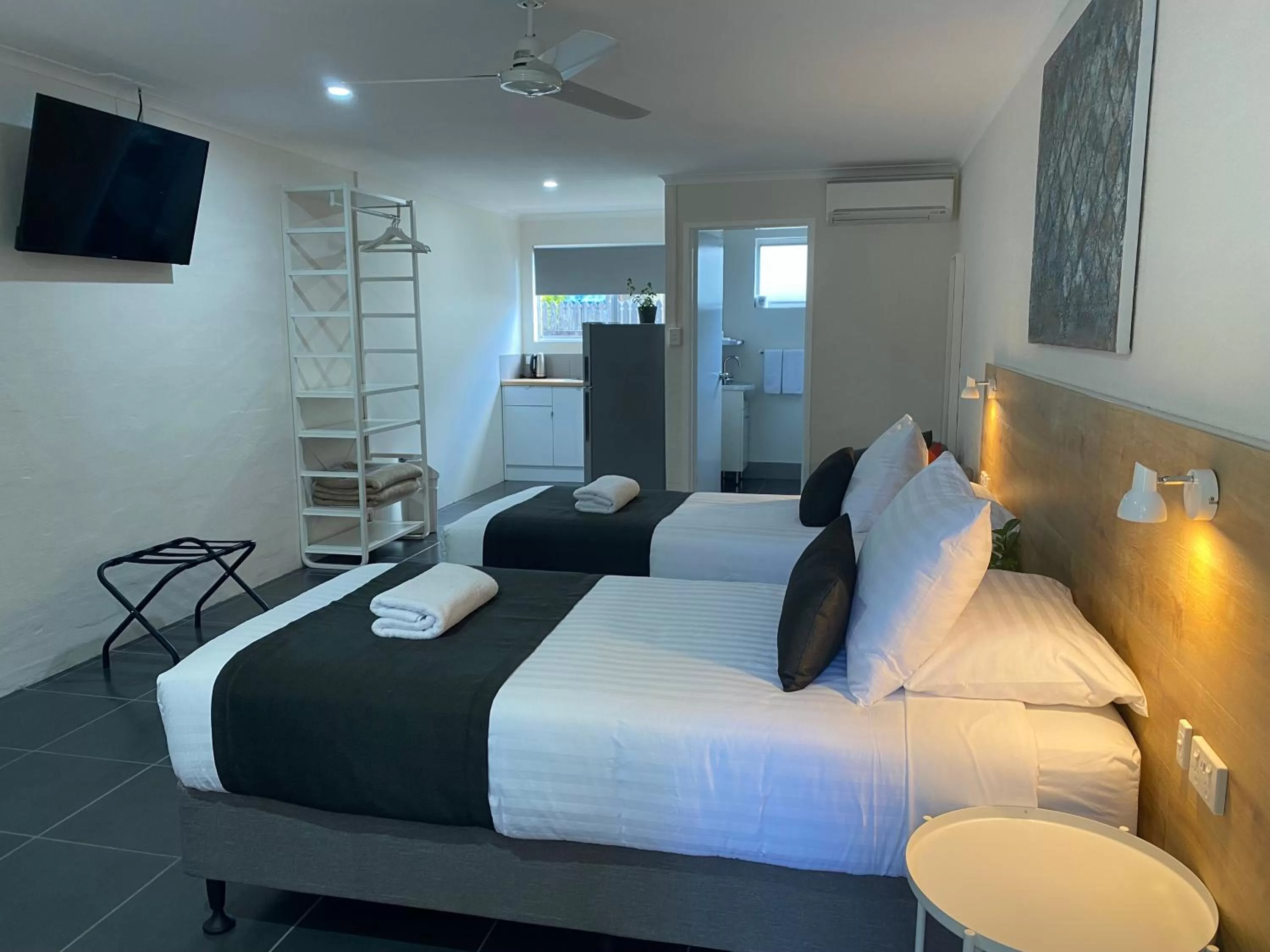 Photo of the whole room, Bed in Tin Can Bay Motel