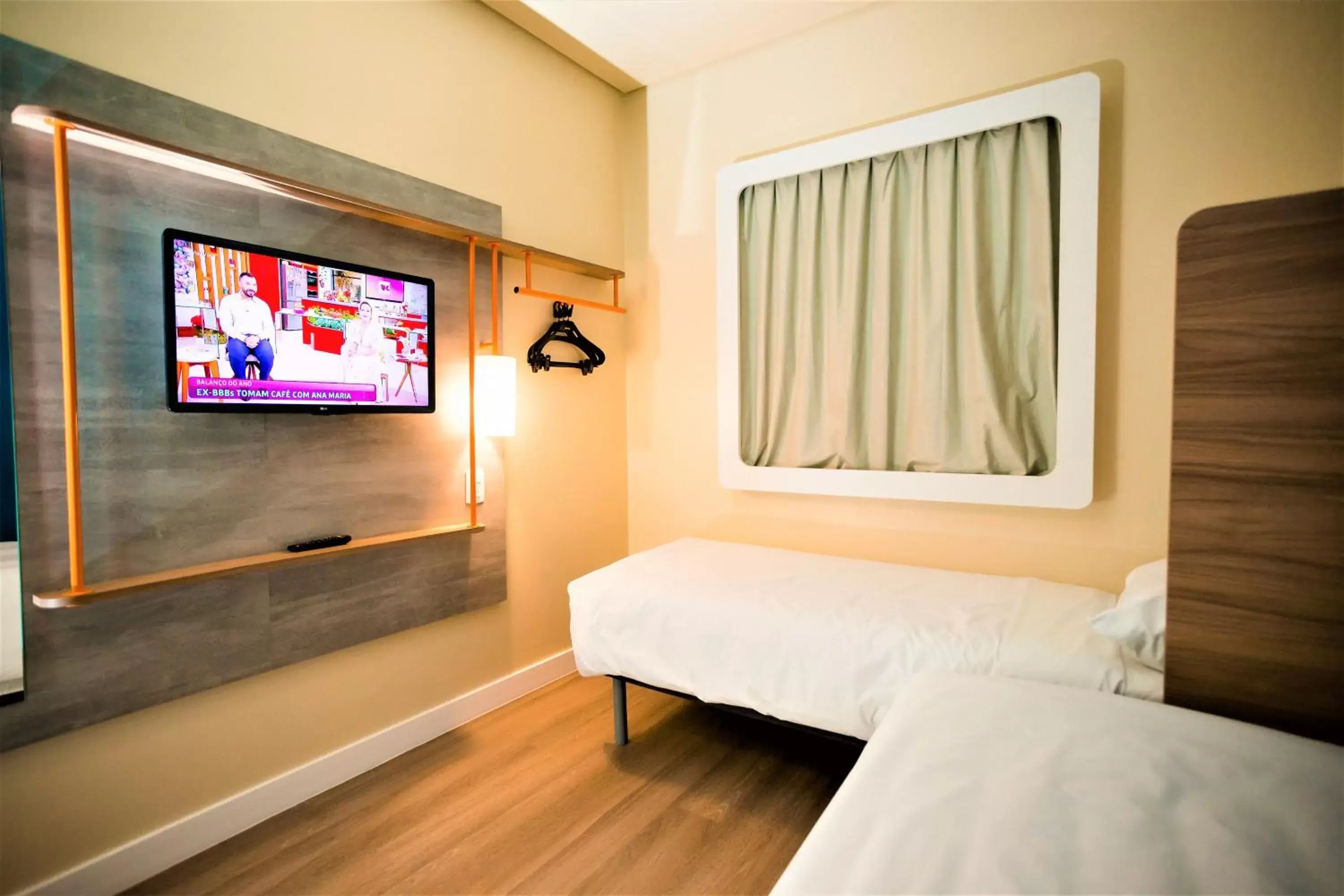 Communal lounge/ TV room, Bed in IBIS BUDGET CAPAO Bonito