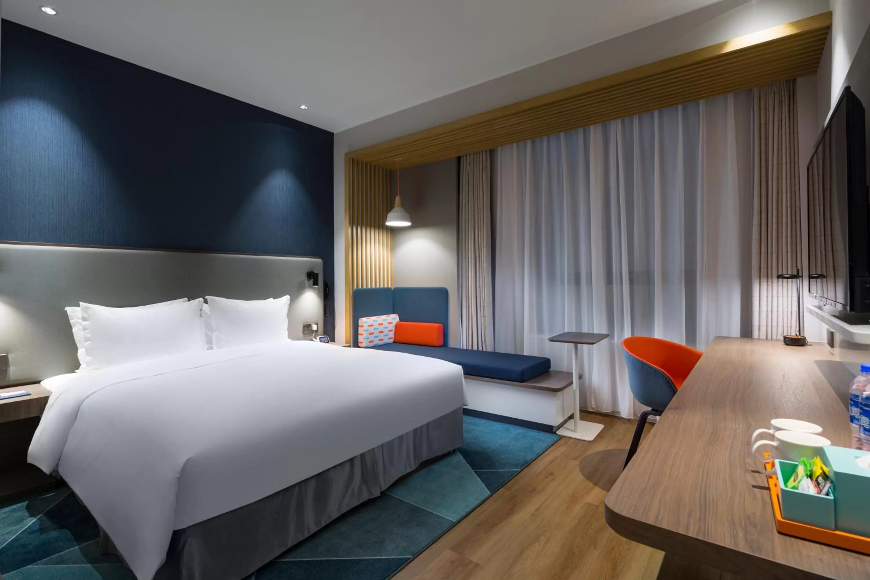 Photo of the whole room, Bed in Holiday Inn Express Shanghai Kangqiao by IHG