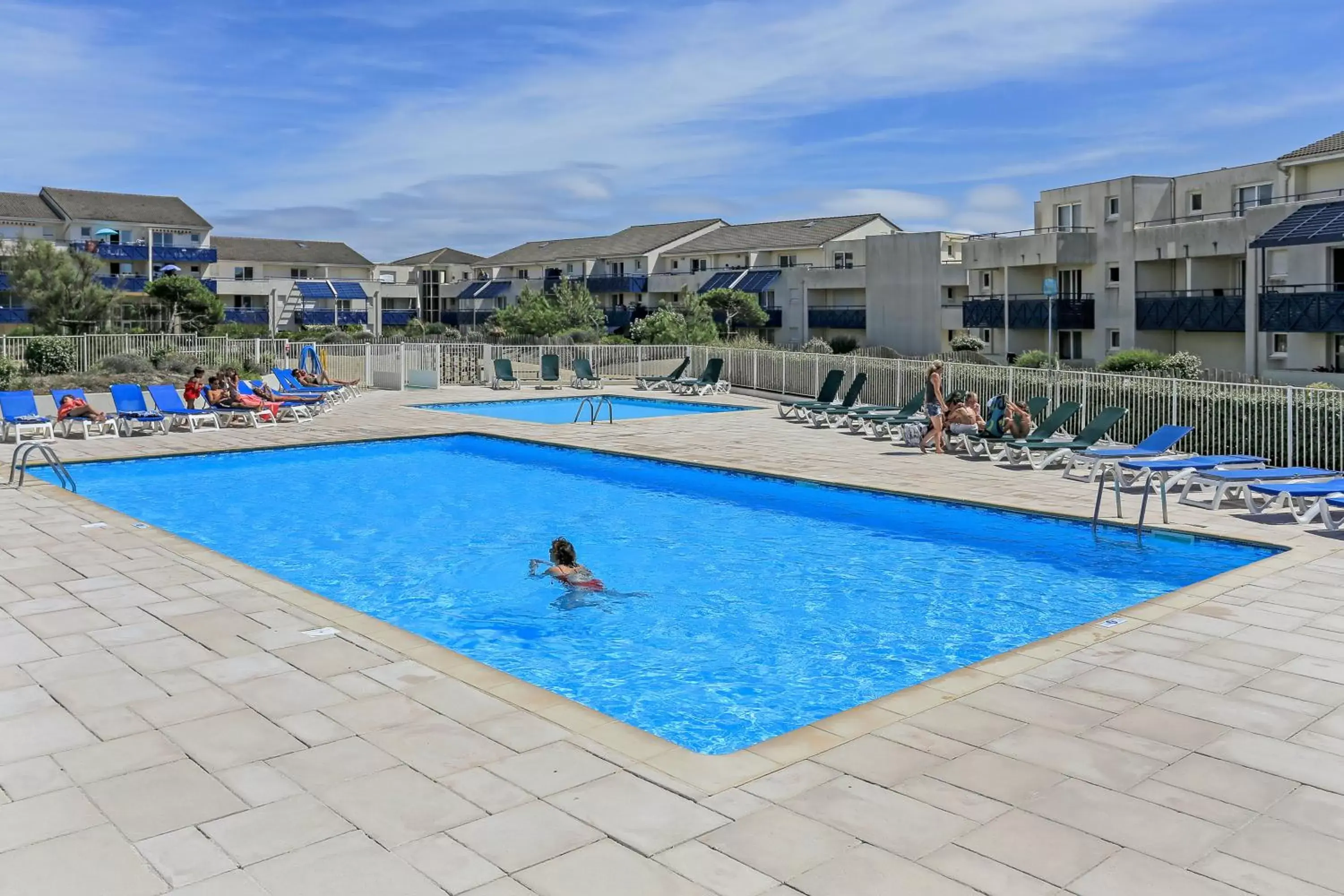 Property building, Swimming Pool in Résidence Pierre & Vacances Bleu Marine