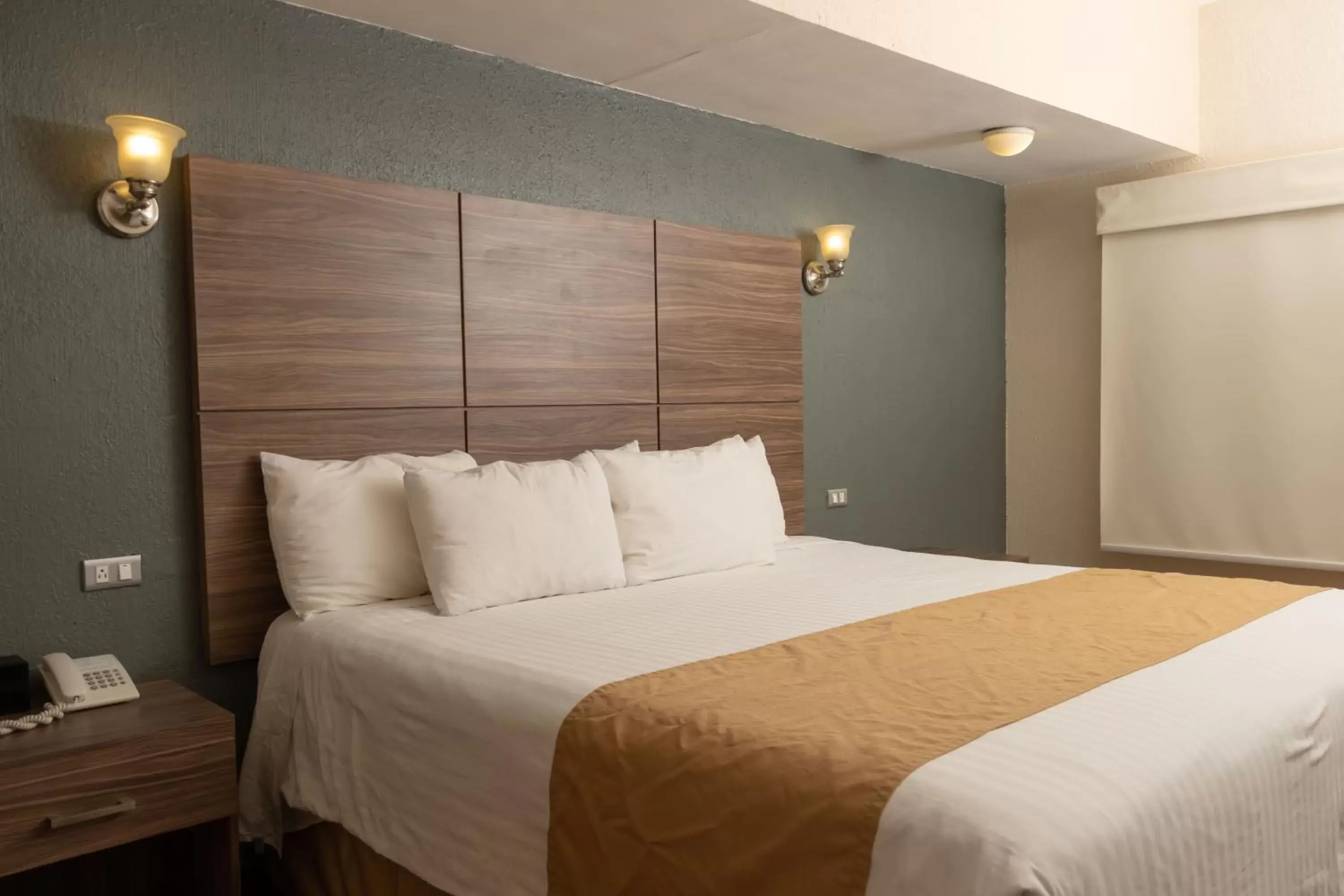Bedroom, Bed in Best Western Cumbres Inn Cd. Cuauhtemoc