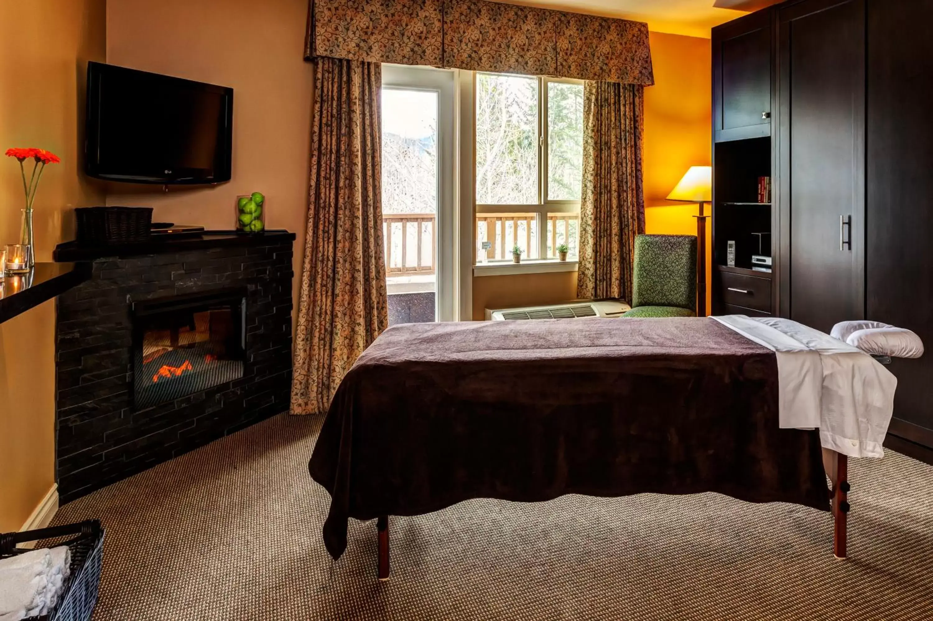 Massage, Bed in Pemberton Valley Lodge