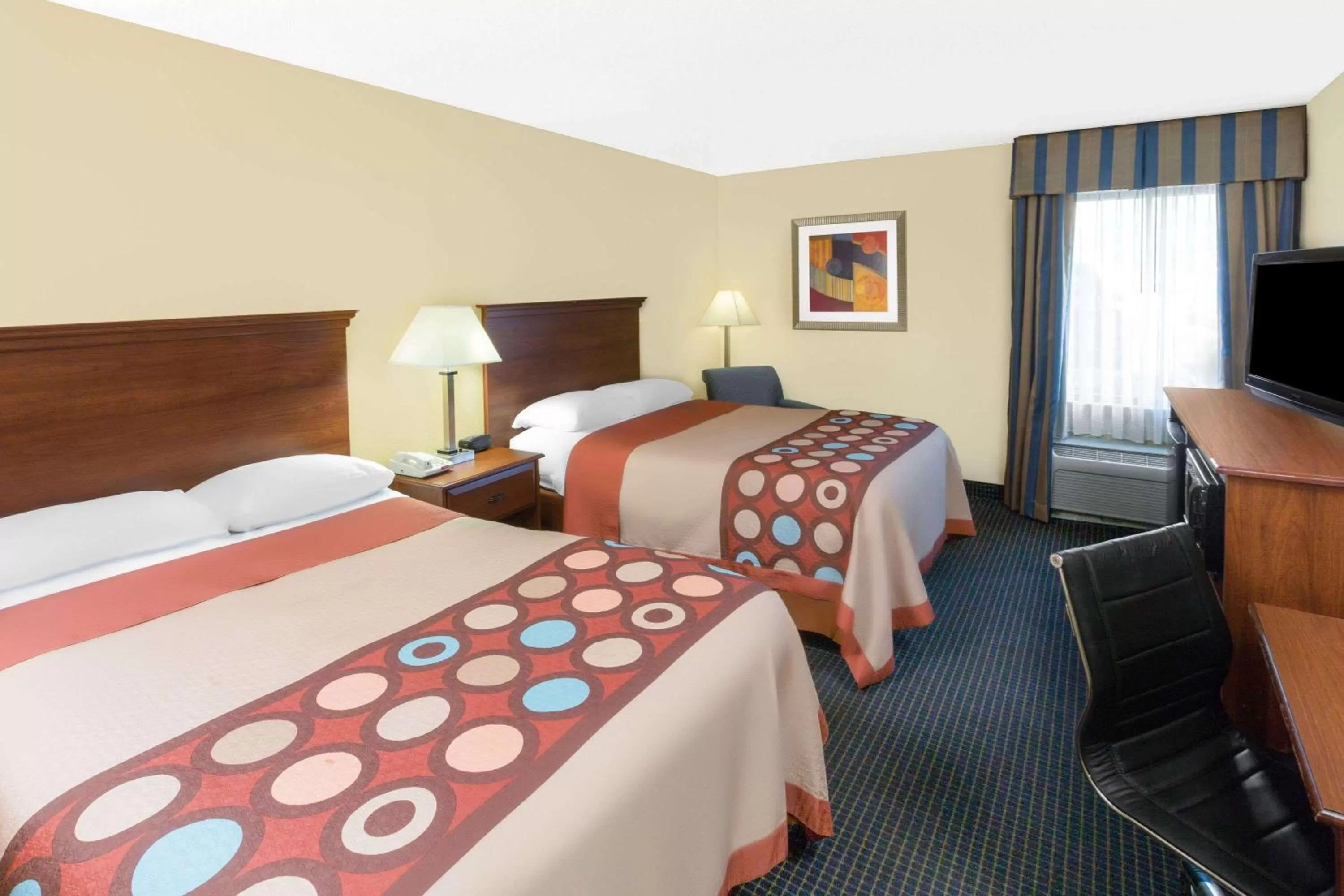 Photo of the whole room, Bed in Super 8 by Wyndham Hattiesburg South