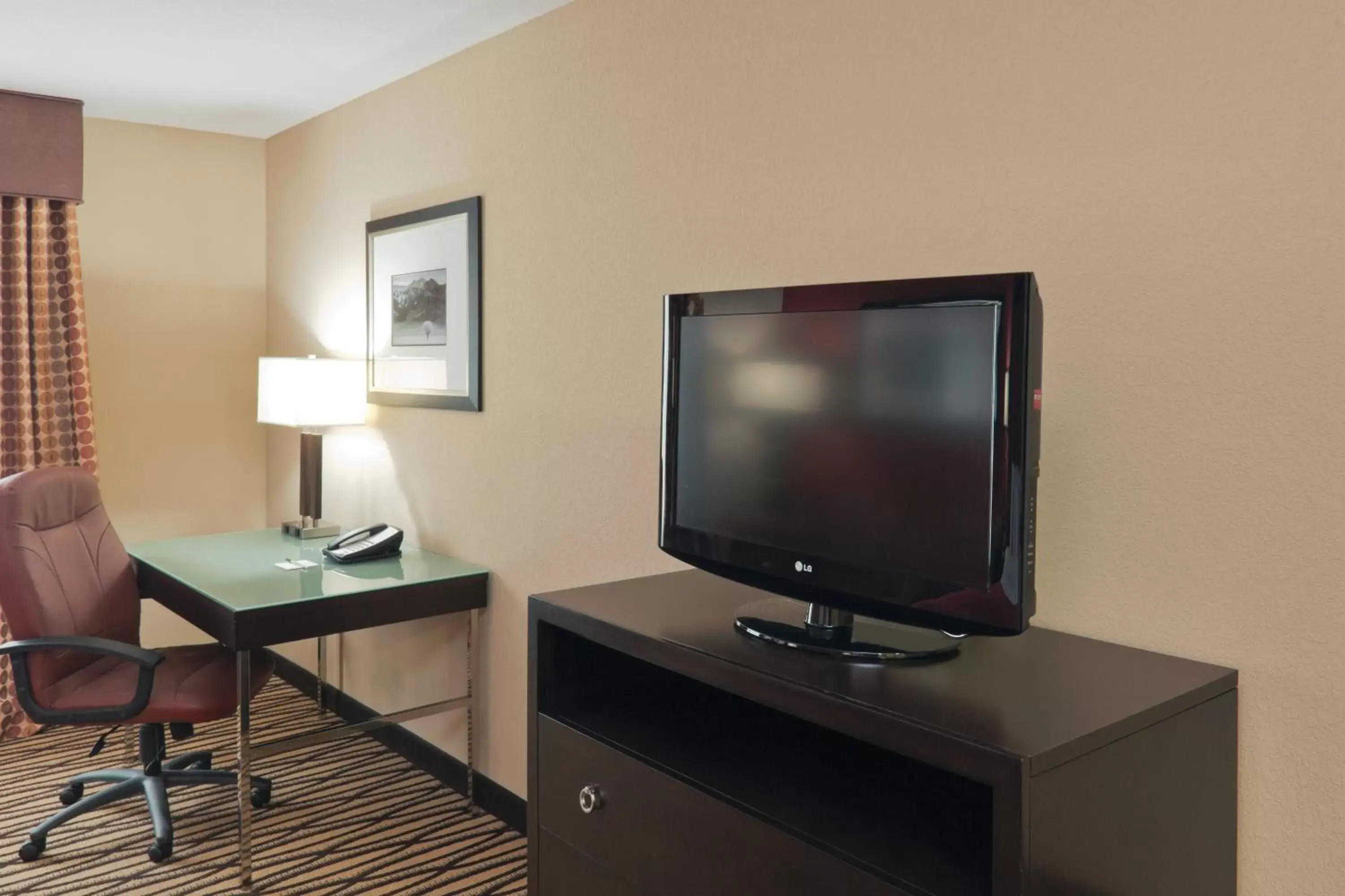 Photo of the whole room, TV/Entertainment Center in Holiday Inn Hotel & Suites Lima, an IHG Hotel