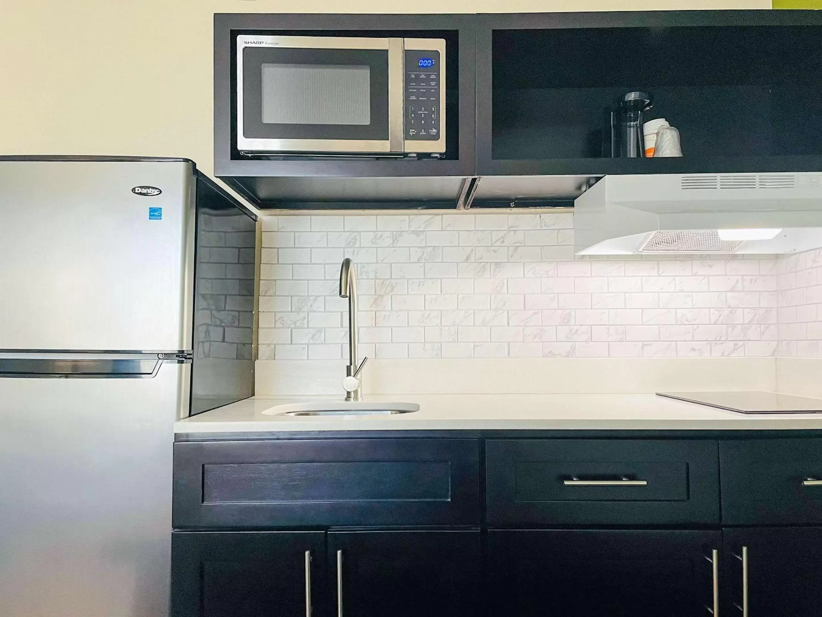 Photo of the whole room, Kitchen/Kitchenette in Quality Inn & Suites Lake Charles