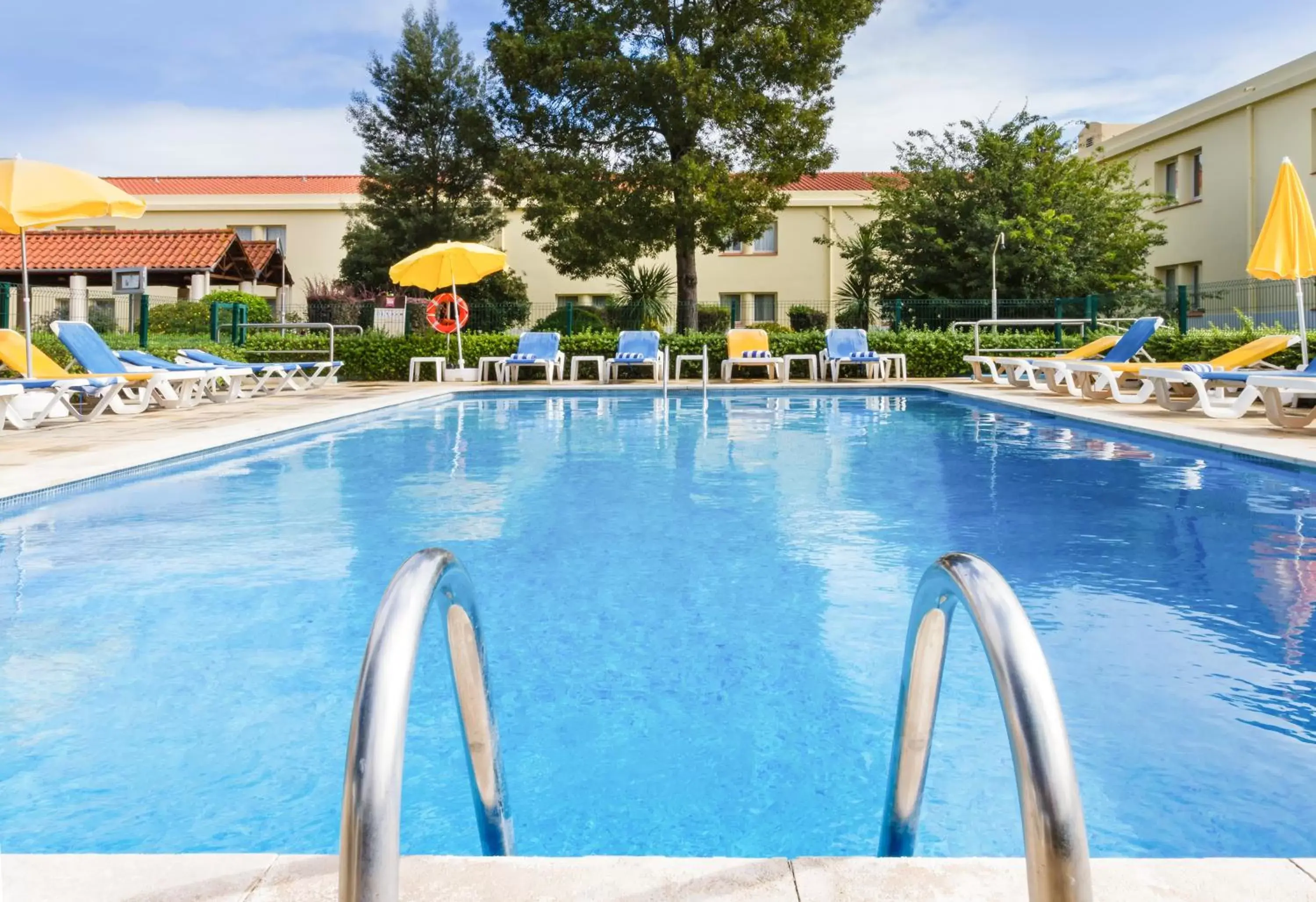Swimming pool in Hotel ibis Setubal Swimming pool in Hotel ibis Setubal