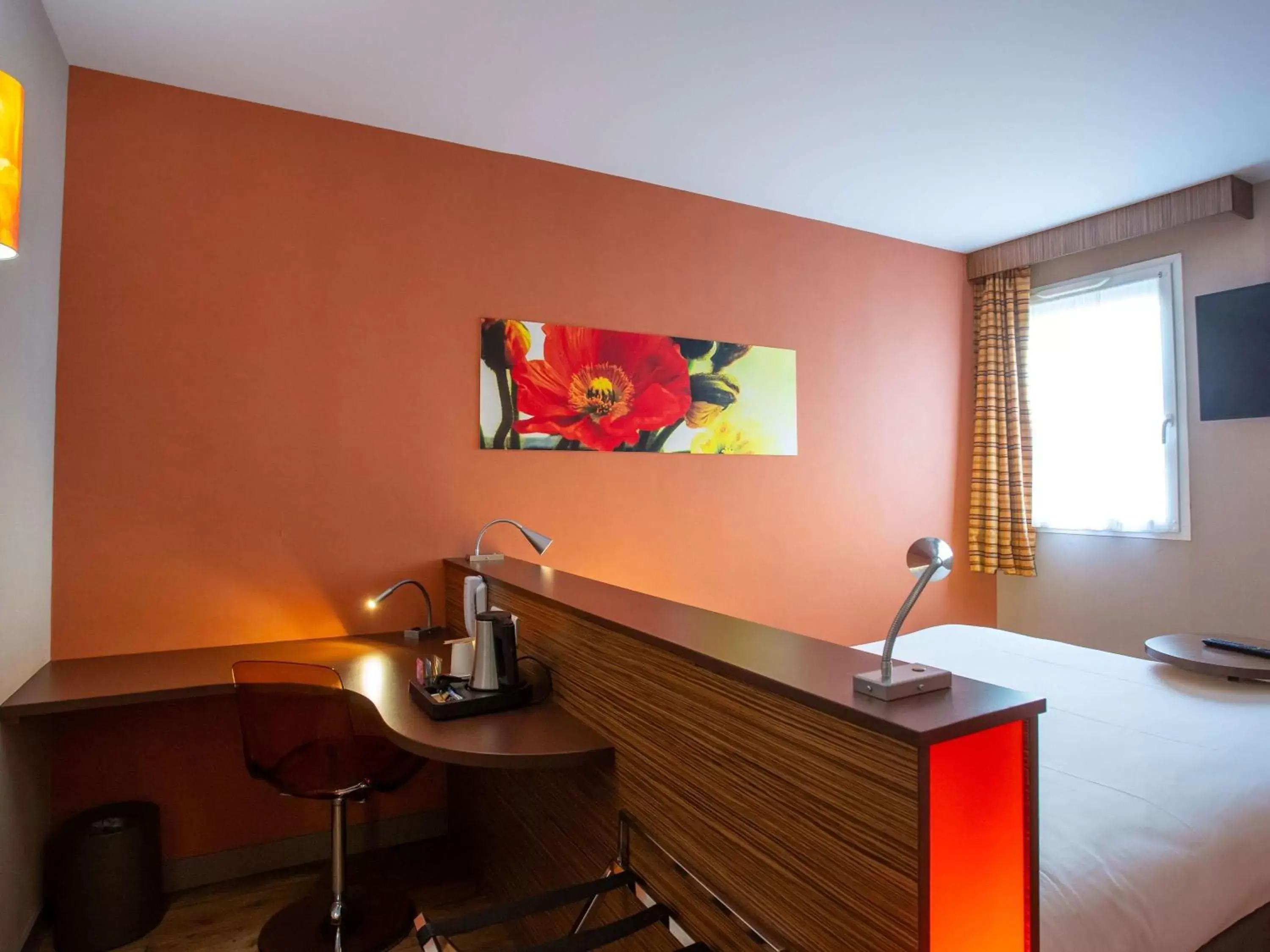 Bedroom, TV/Entertainment Center in ibis Styles Bourges