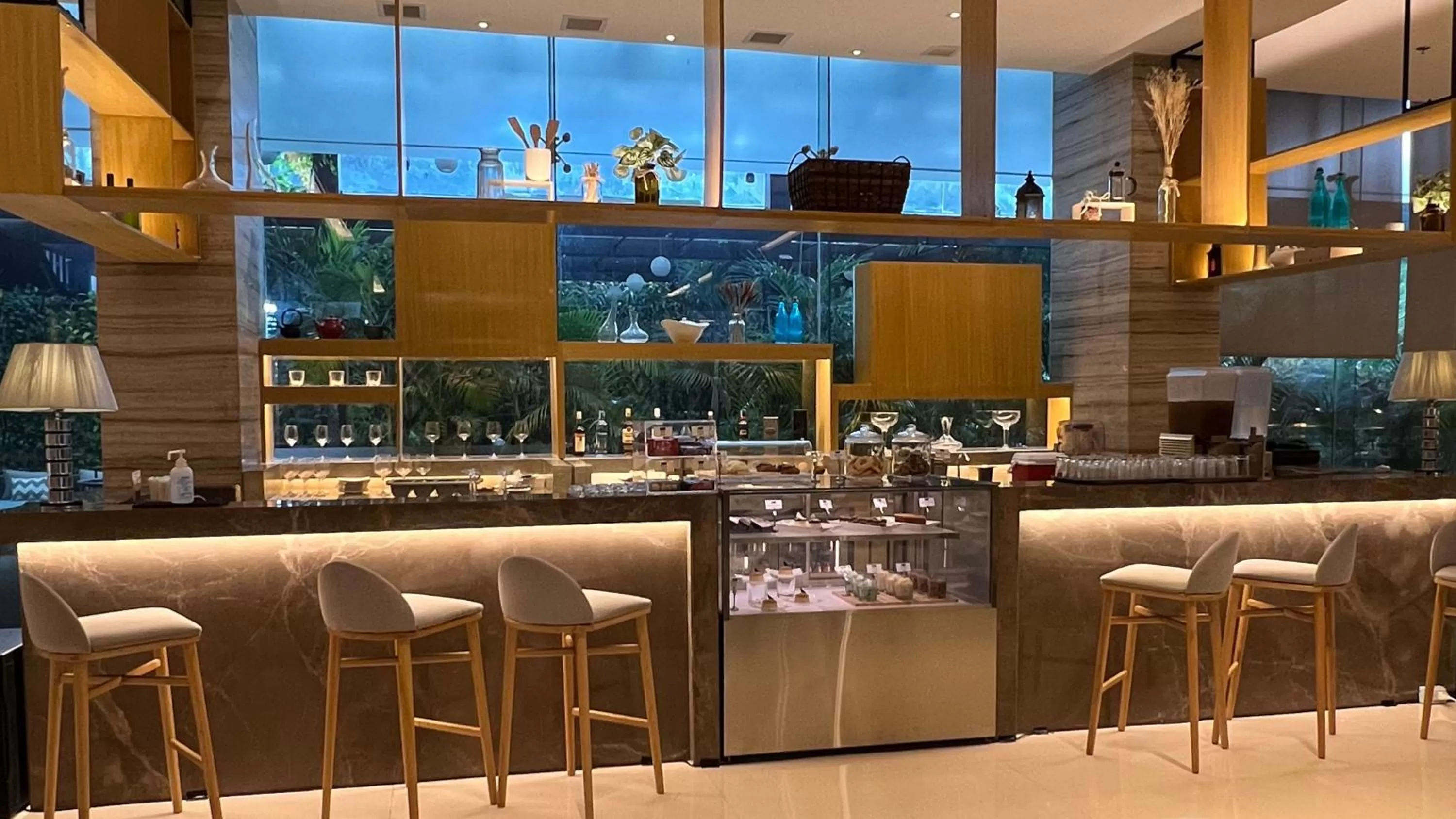 Restaurant/places to eat in Holiday Inn Express Manila Newport City by IHG