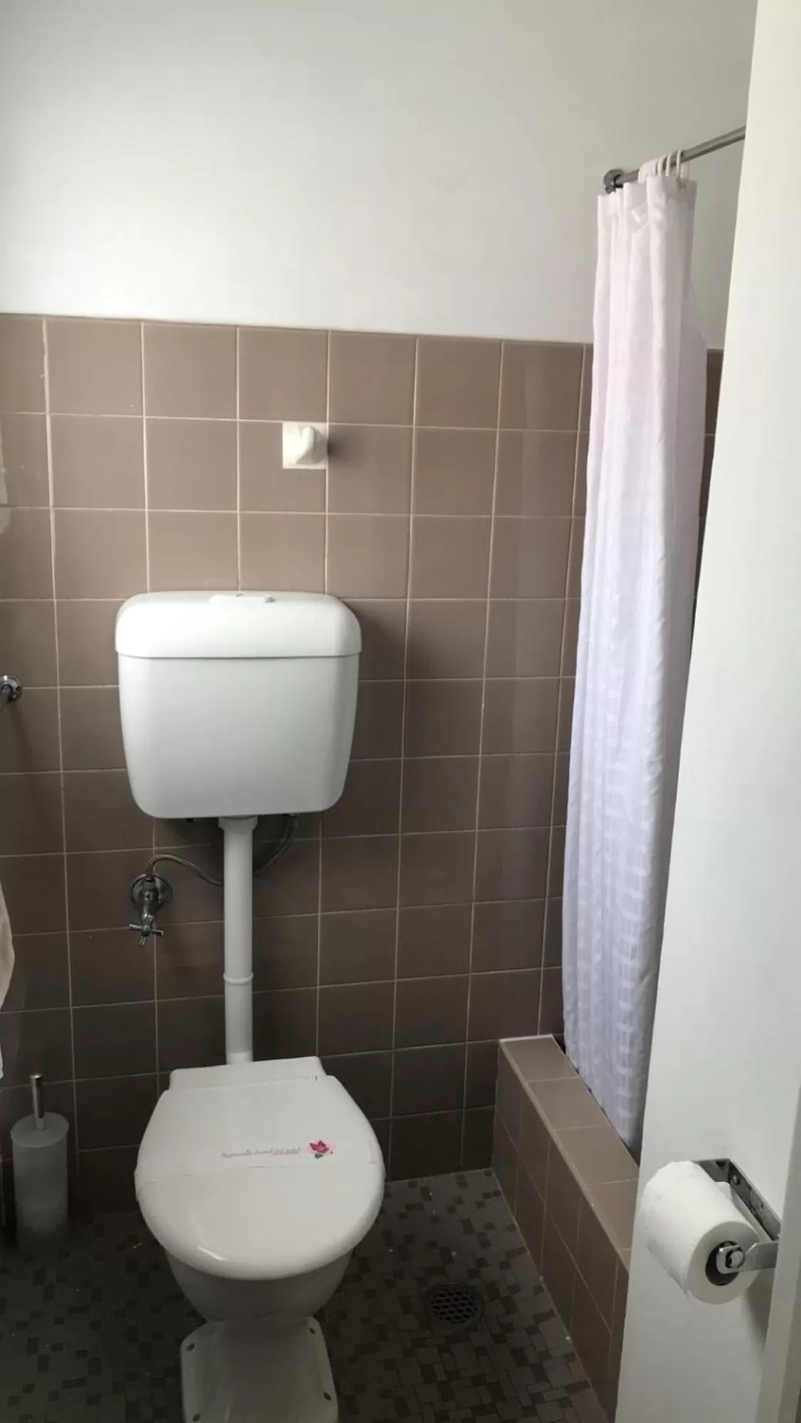 Bathroom in Aquatic Motor Inn