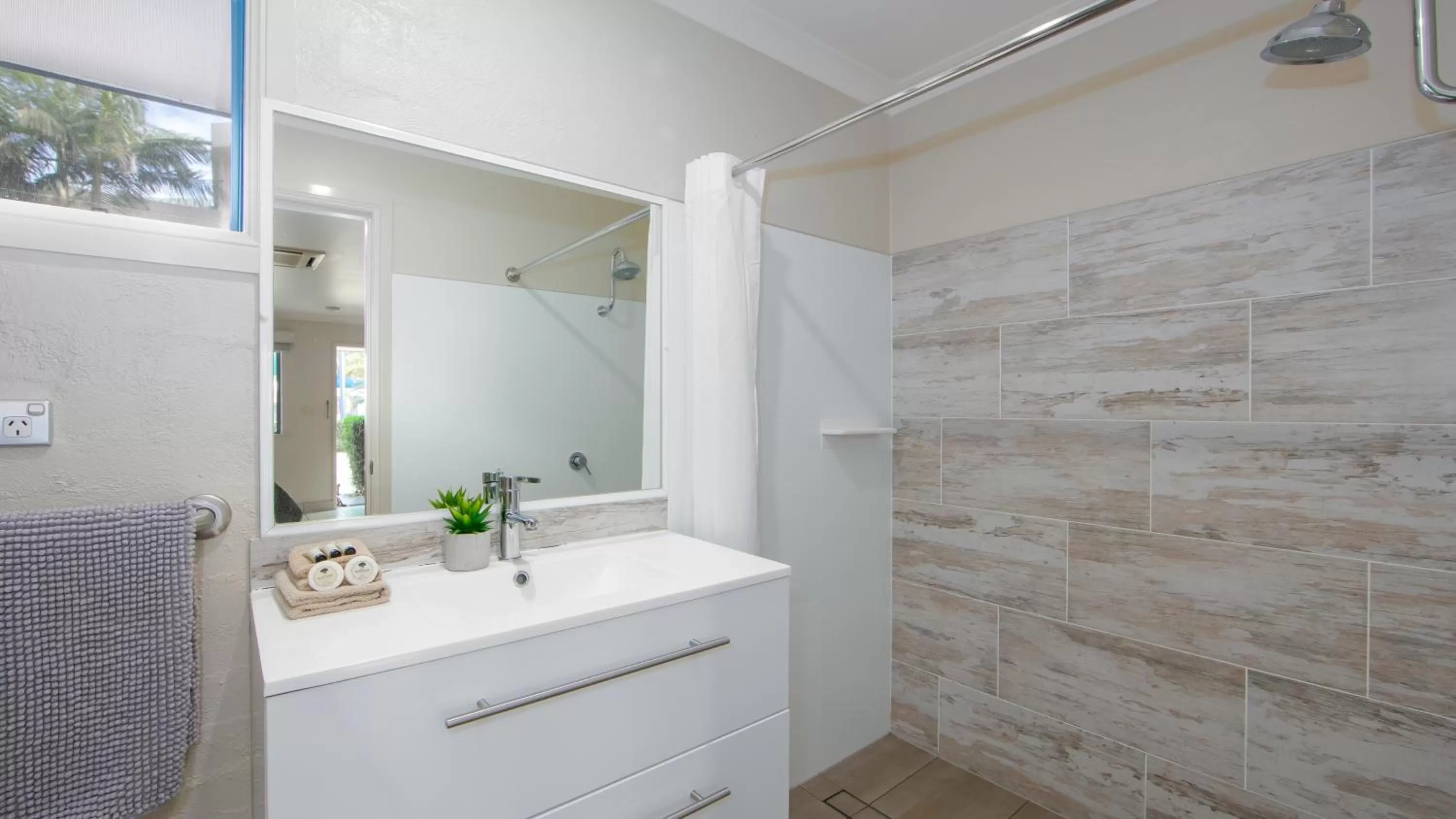 Shower in Yamba Twin Pines Motel