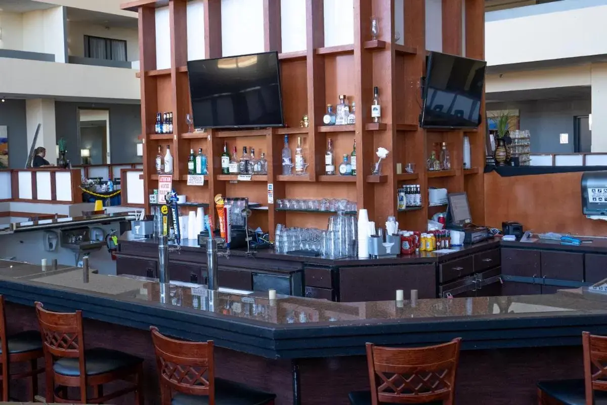 Lounge or bar in Atrium Hotel and Suites DFW Airport