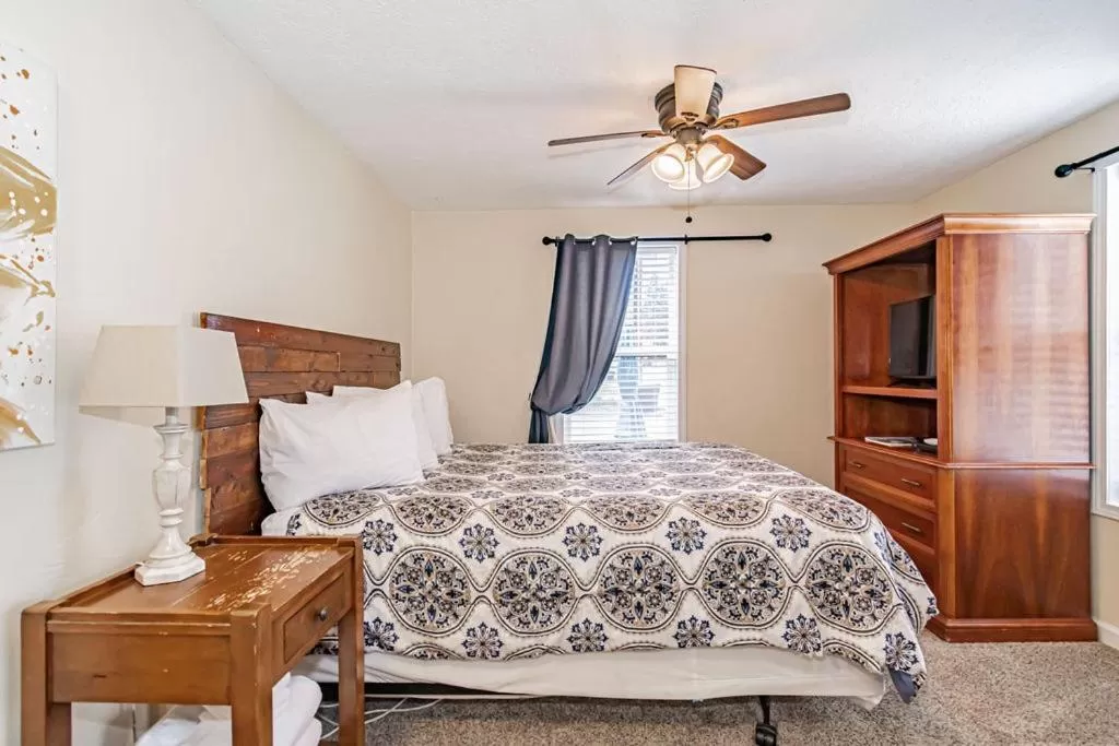 Bedroom, Bed in Suites of Lava Hot Springs