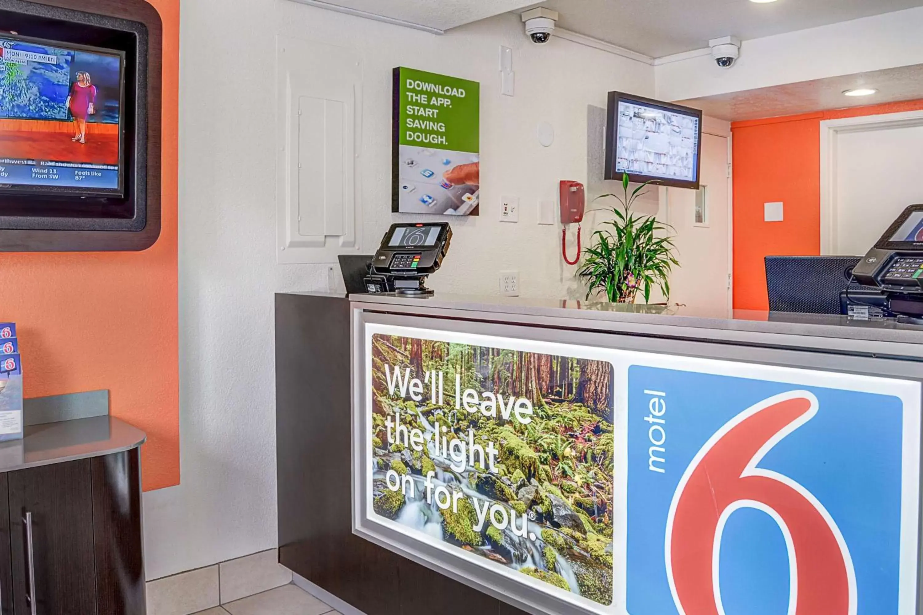 TV and multimedia, Lobby/Reception in Motel 6-Portland, OR - Central