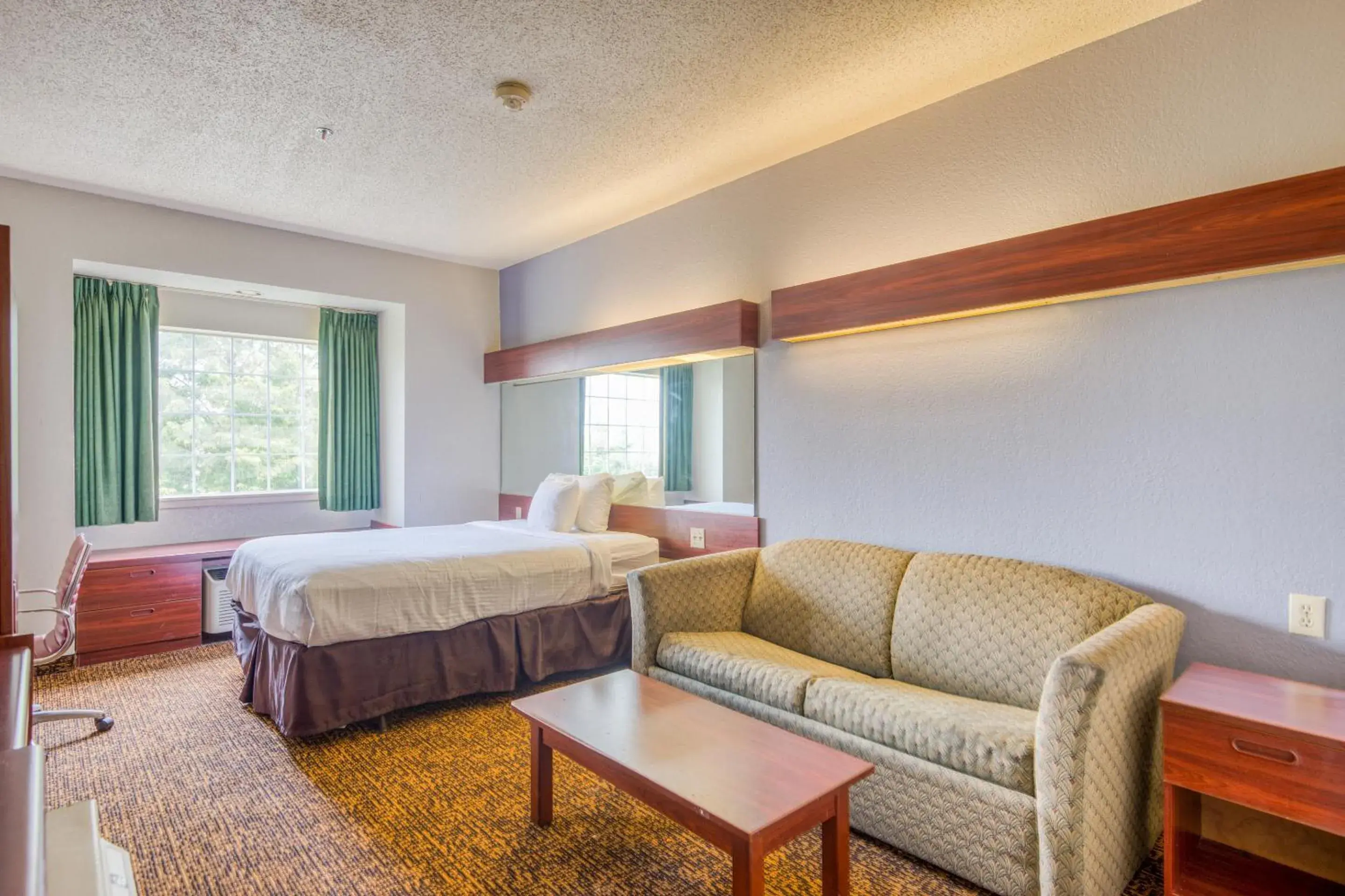 Bedroom in Trident Inn & Suites, Baton Rouge