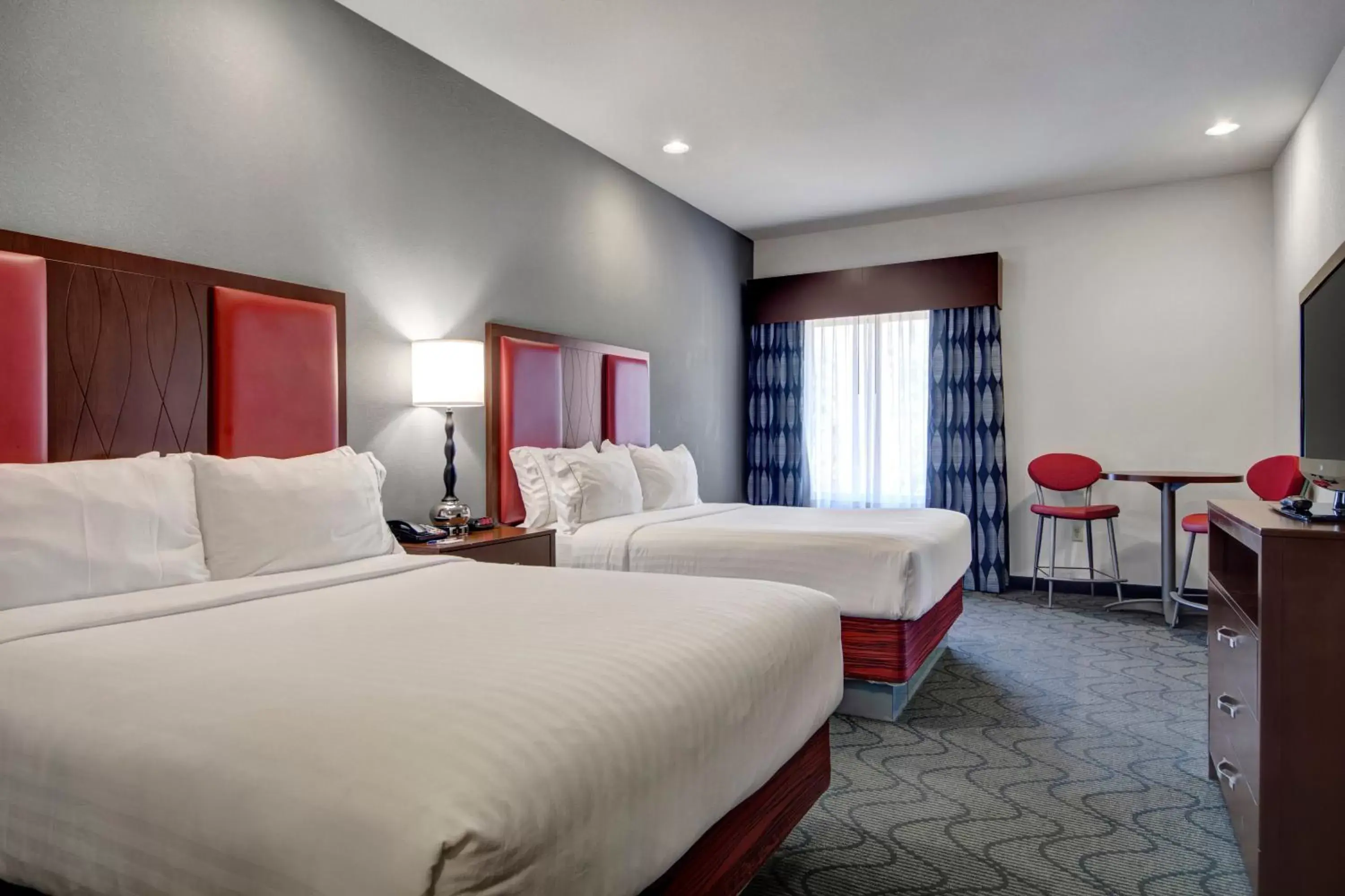 Photo of the whole room, Bed in Holiday Inn Express and Suites Oklahoma City North, an IHG Hotel