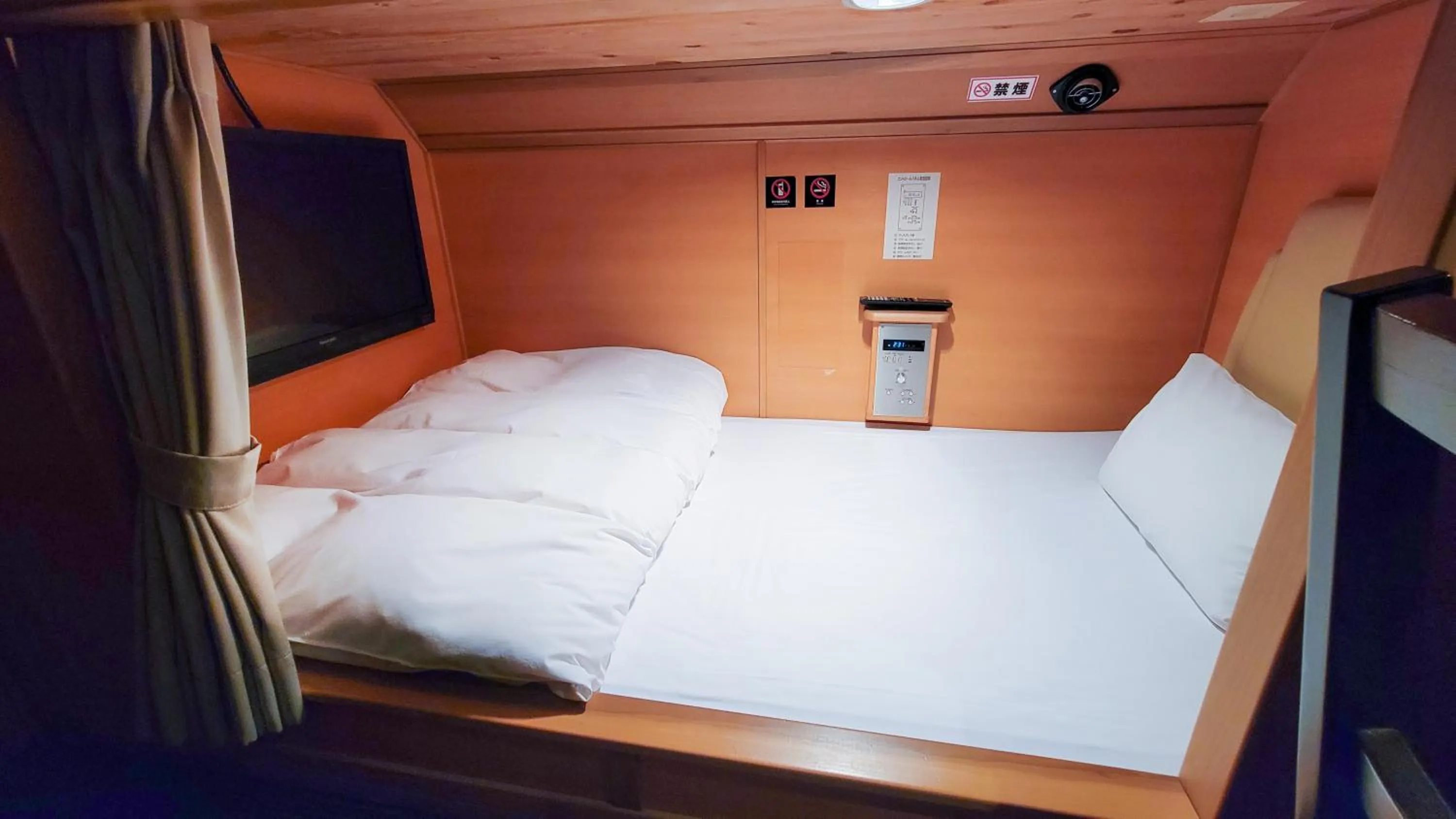 Bed in Hotel Palms Tenmonkan