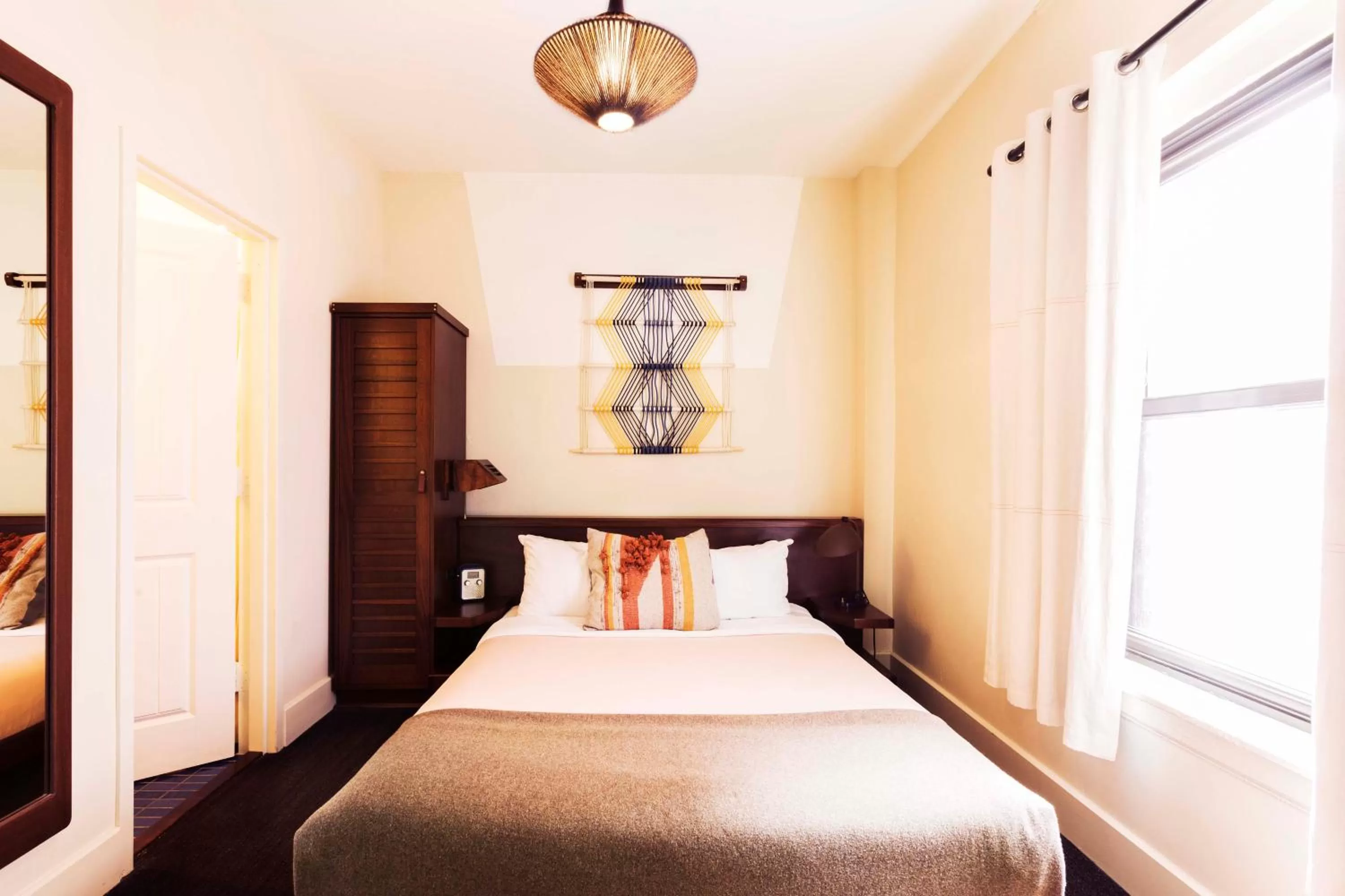 Photo of the whole room, Bed in Freehand Chicago