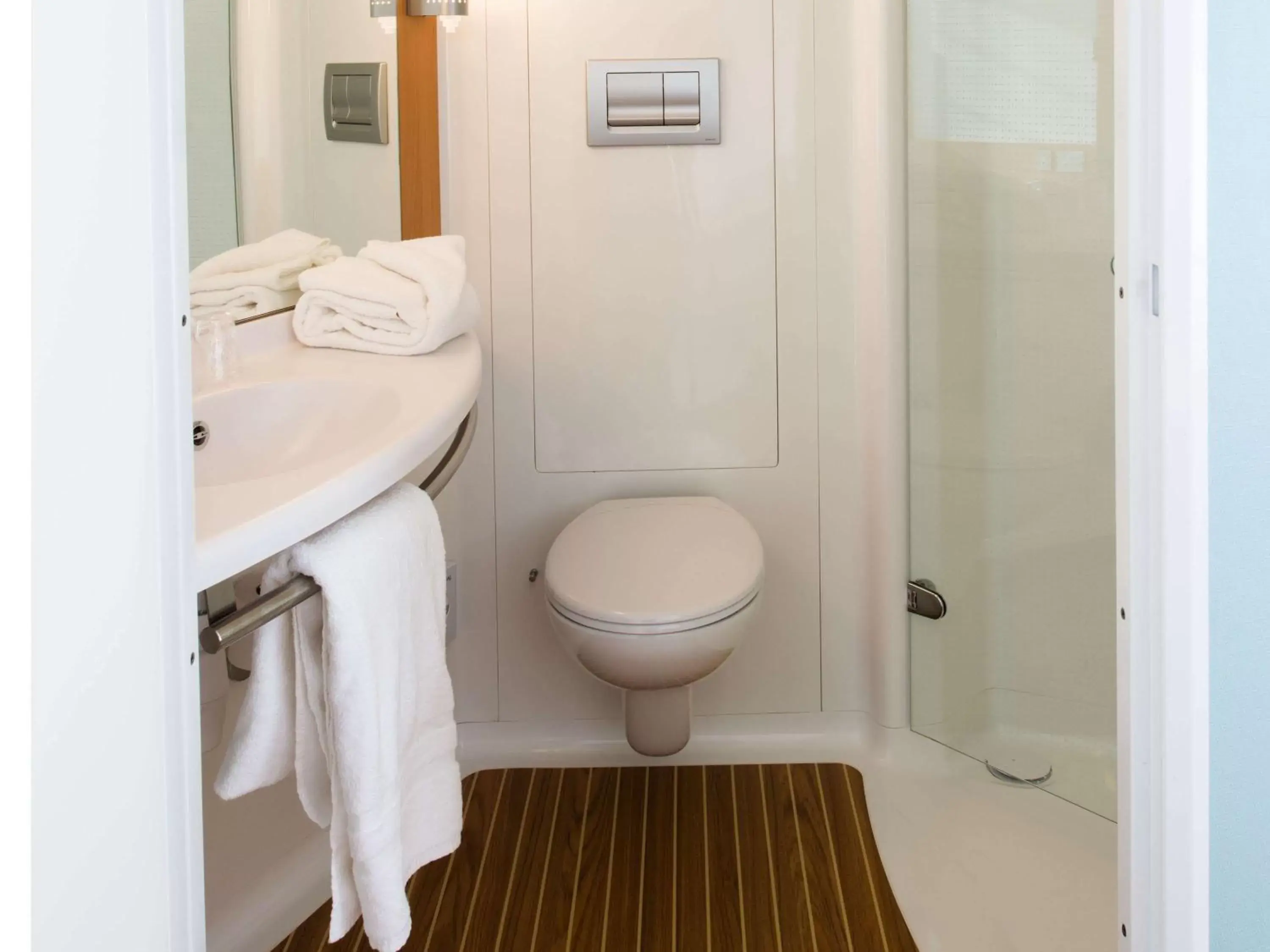 Photo of the whole room, Bathroom in ibis Edinburgh Centre South Bridge – Royal Mile