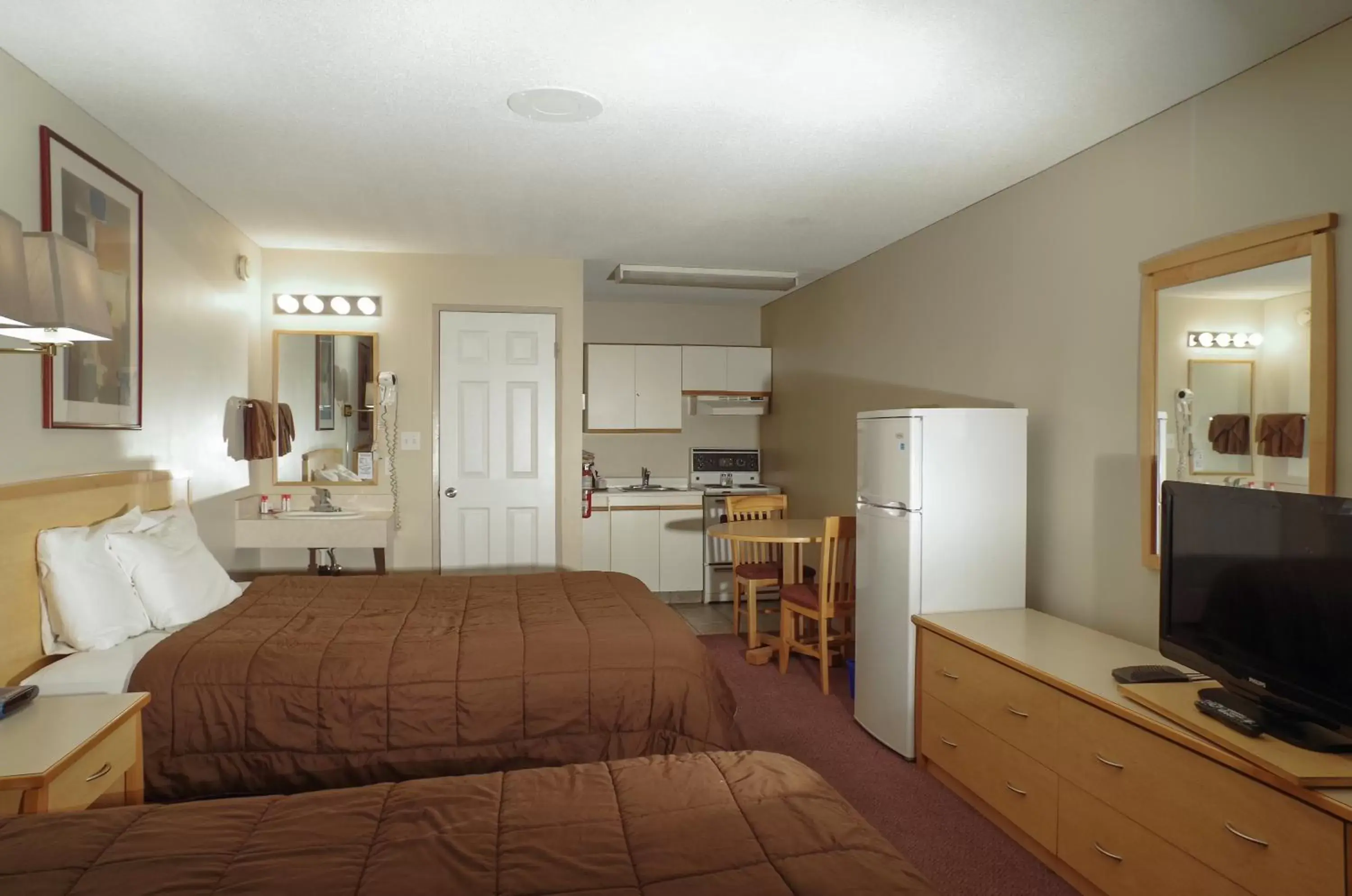 Kitchen or kitchenette in Canadas Best Value Inn and Suites Fernie