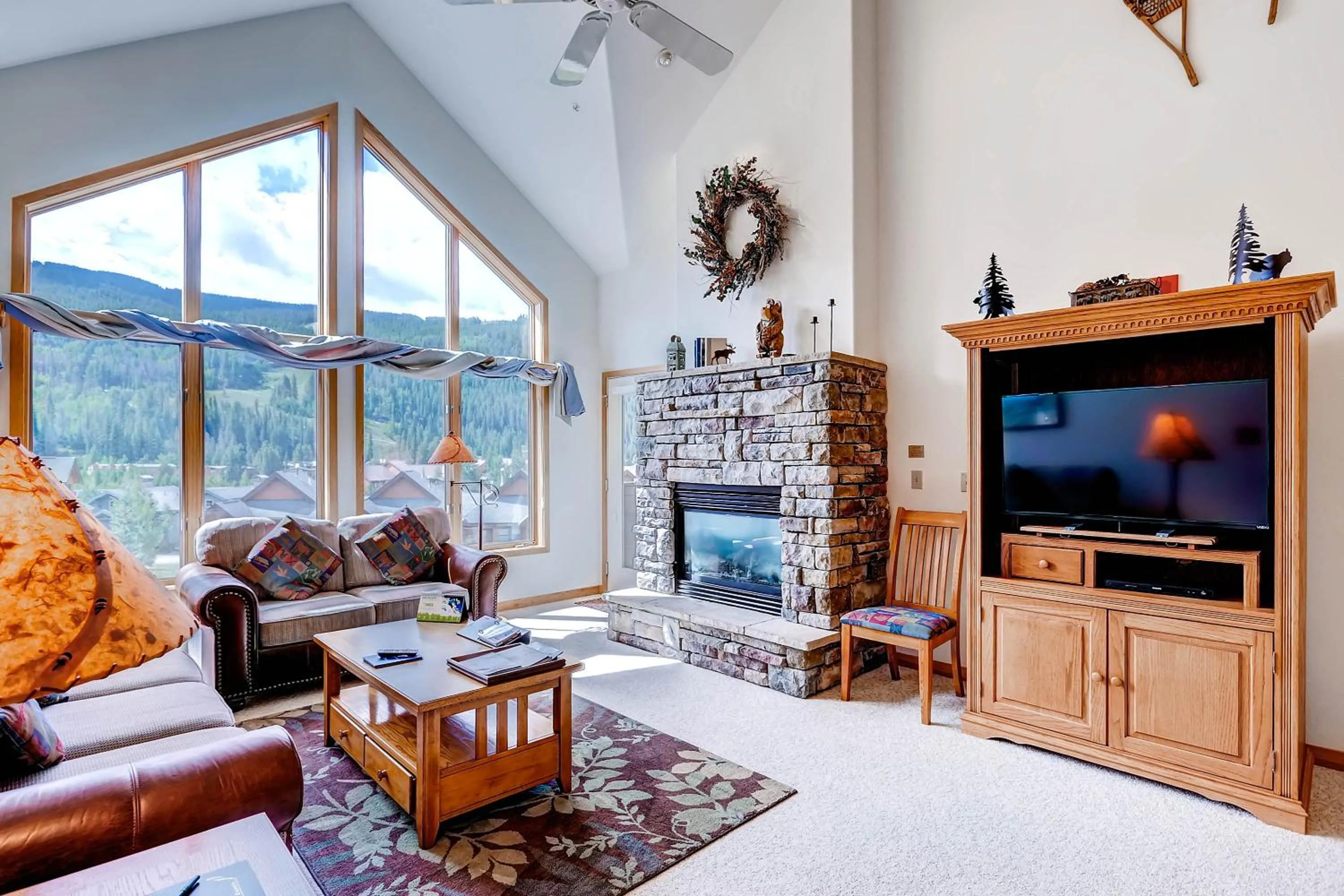 Living room in Gateway Mountain Lodge, A Vail Resorts Property