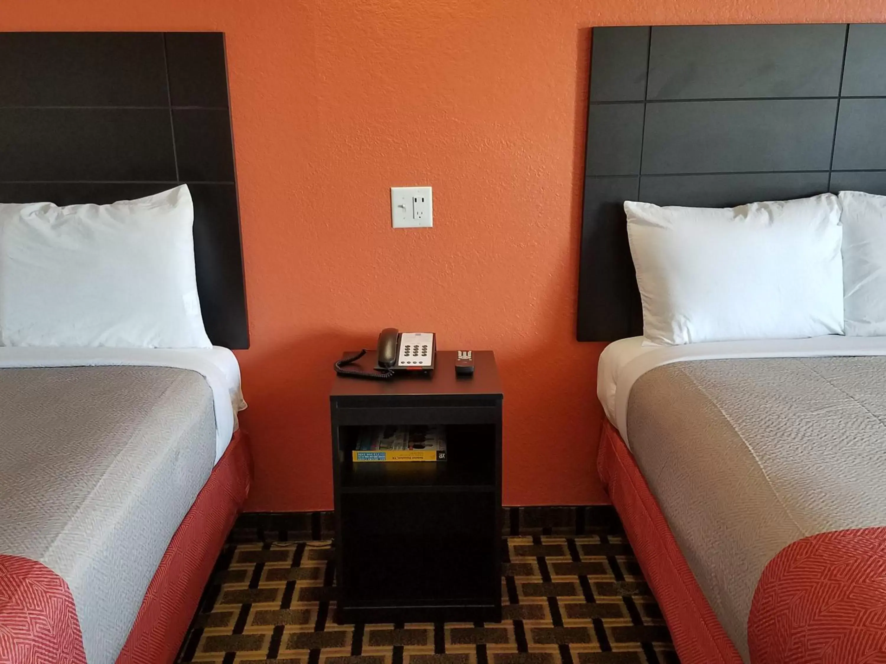 Bedroom, Bed in Motel 6-Houston, TX - Brookhollow