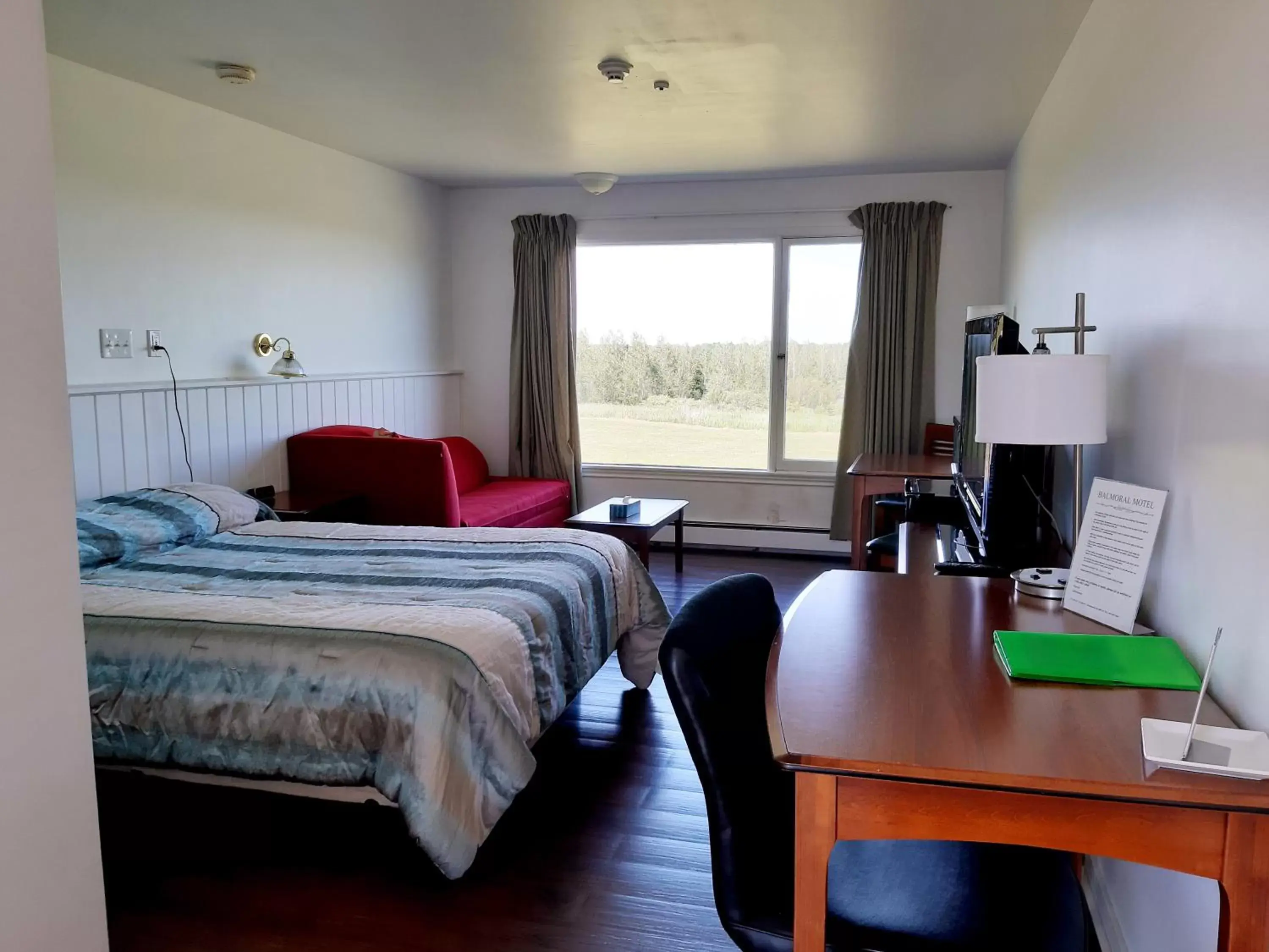 Bedroom in Balmoral Motel