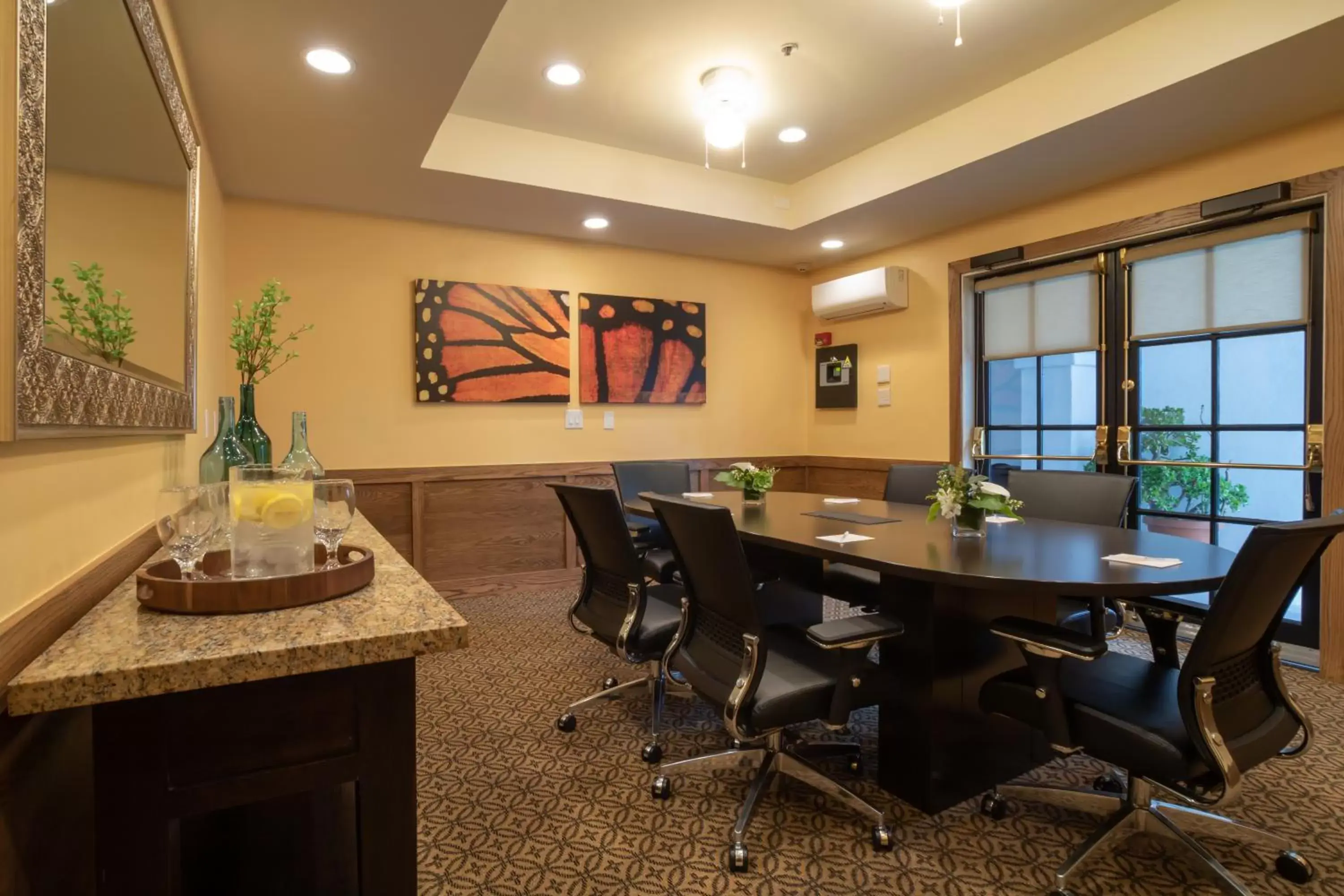 Meeting/conference room in Oxford Suites Pismo Beach