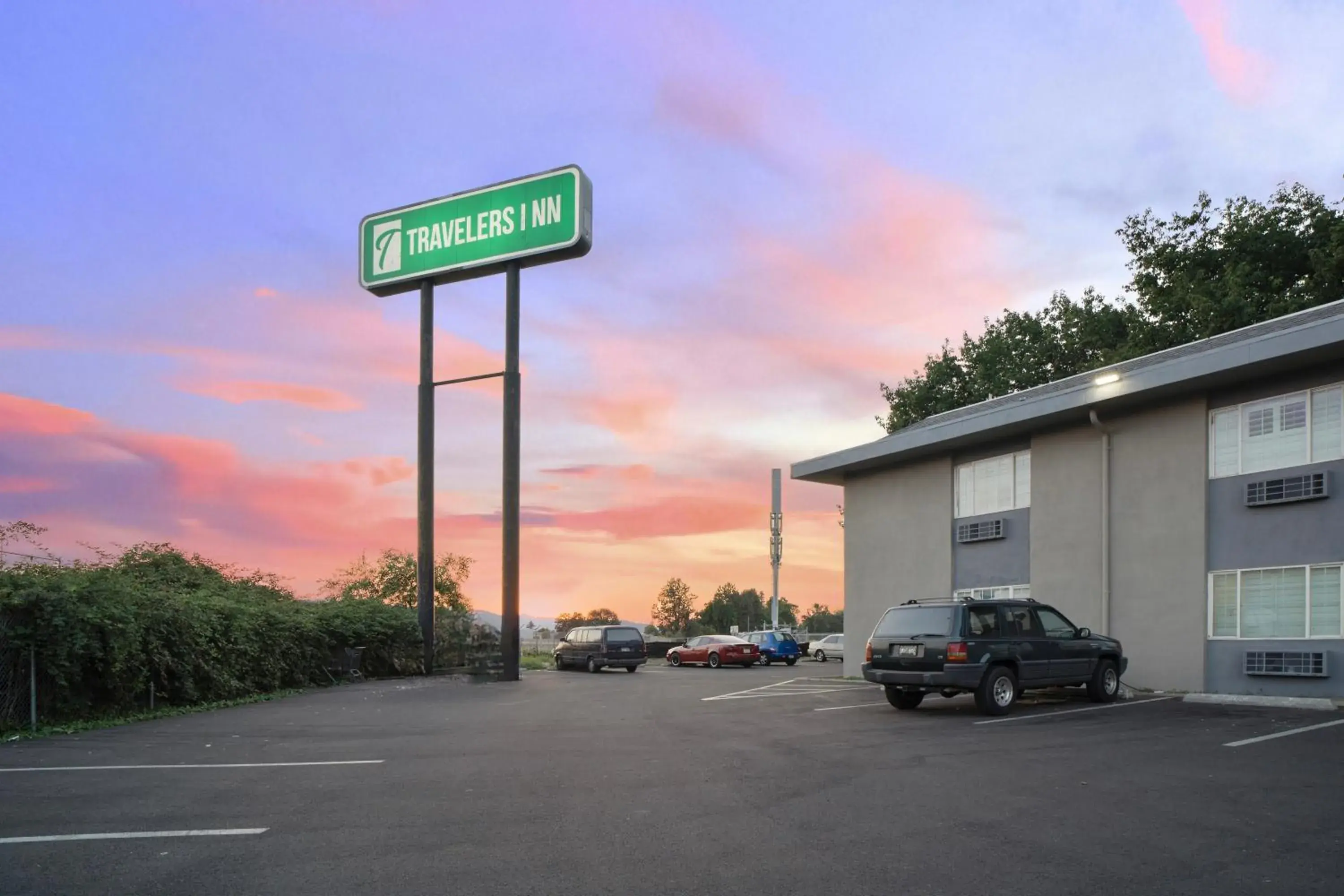 Property building in Travelers Inn Medford Property building in Travelers Inn Medford