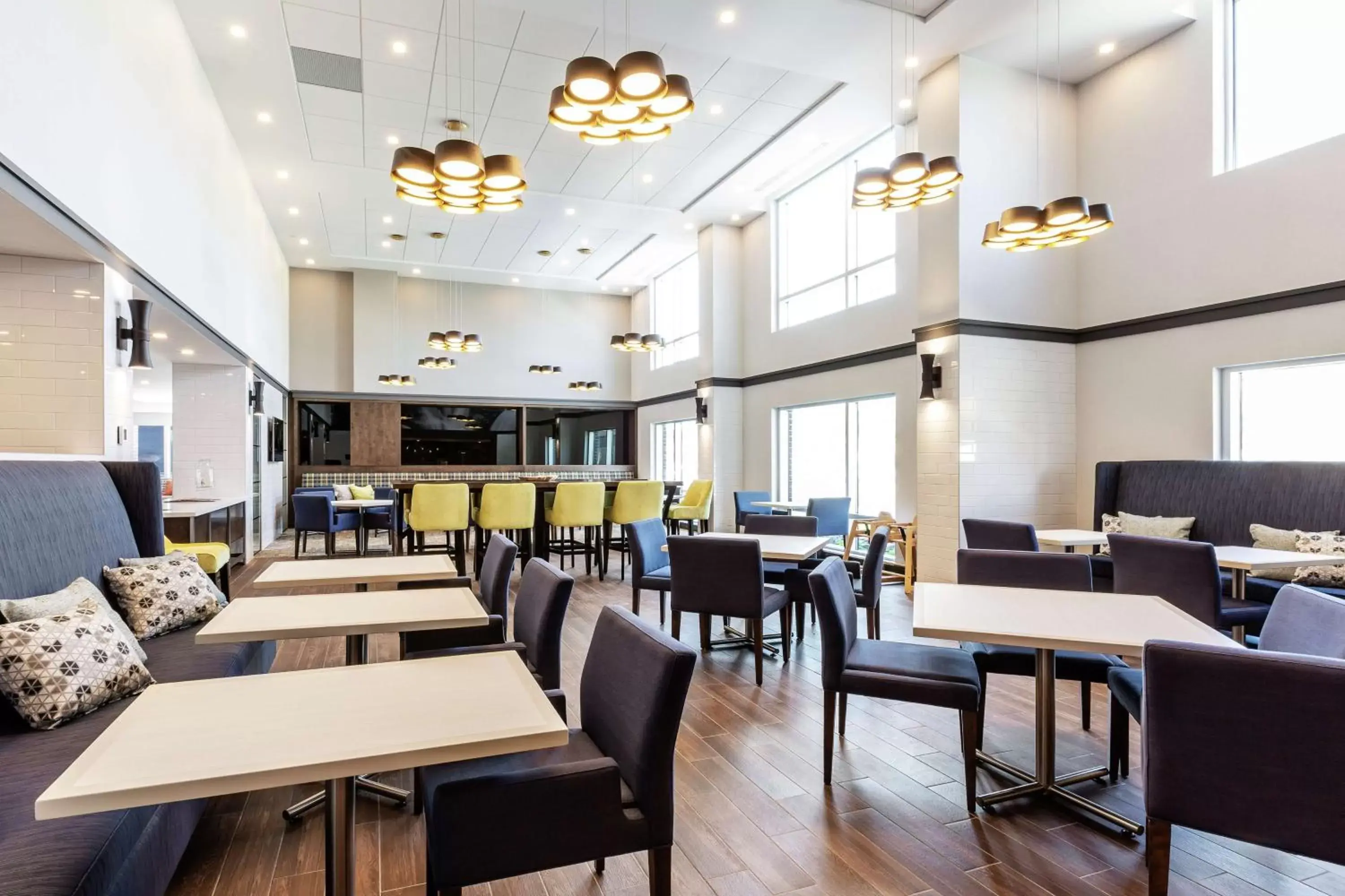 Restaurant/Places to Eat in Hampton Inn & Suites by Hilton Québec - Beauport