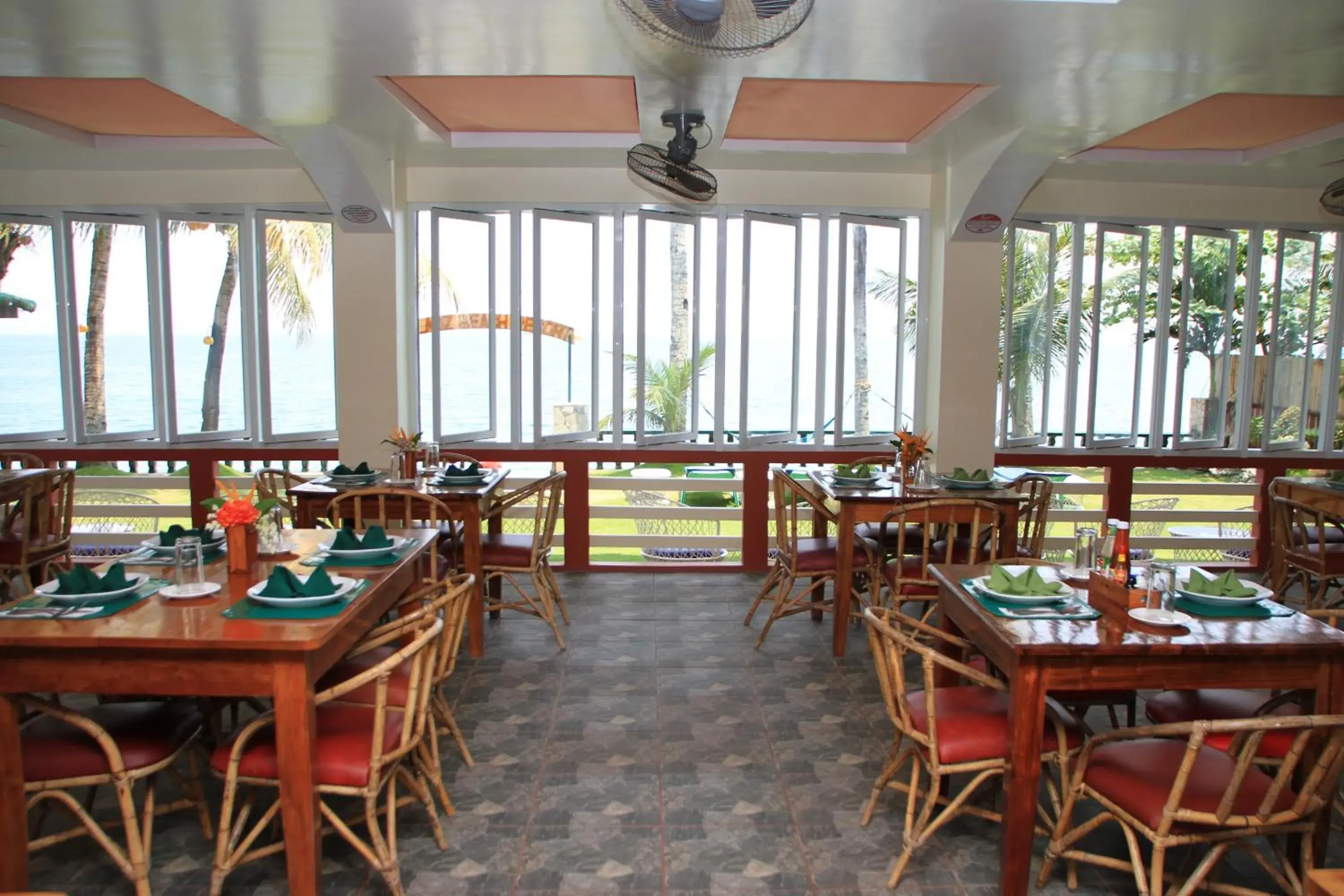 Restaurant/Places to Eat in Badladz Beach and Dive Resort