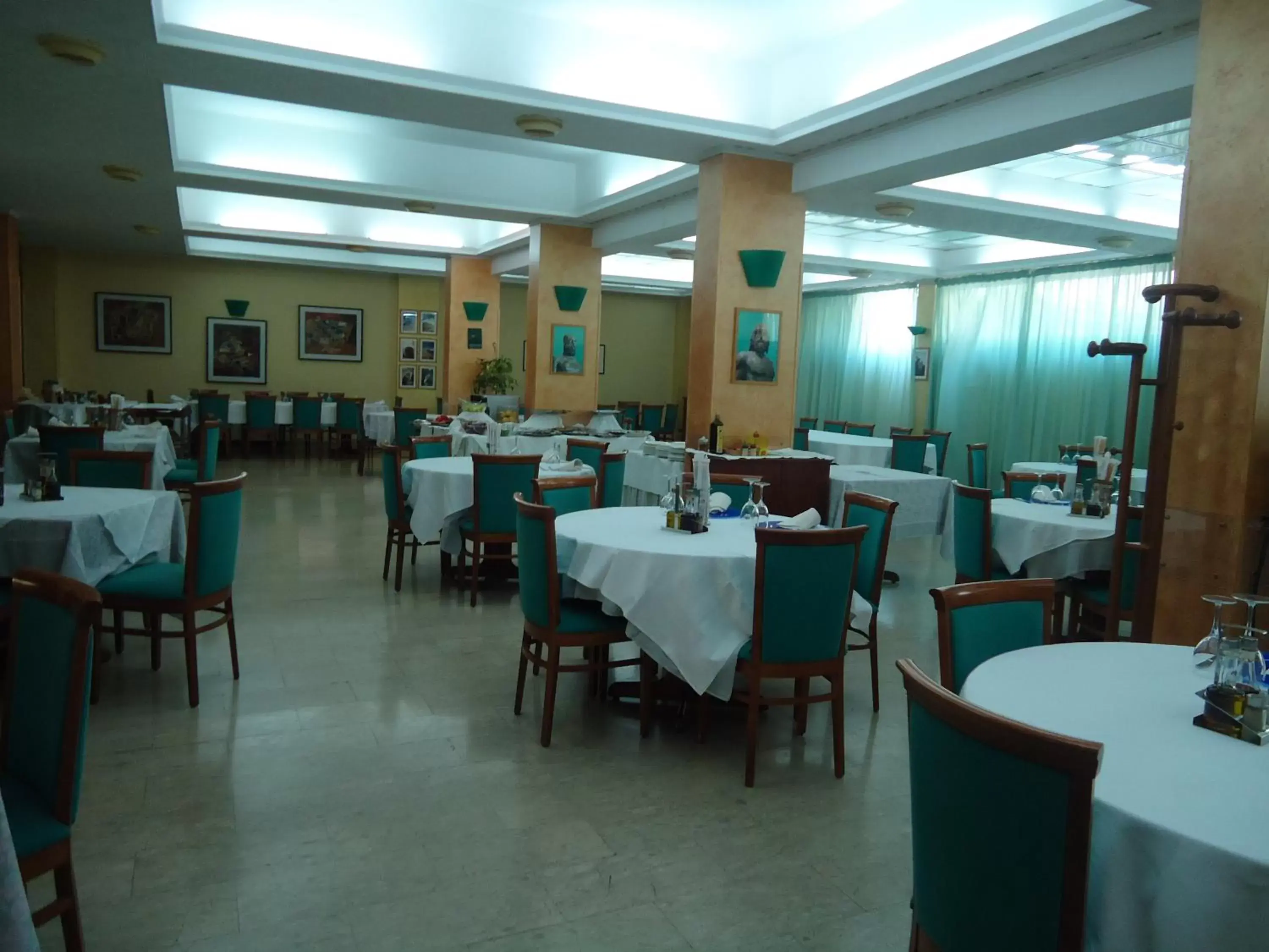 Restaurant/Places to Eat in Hotel Ristorante Mommo