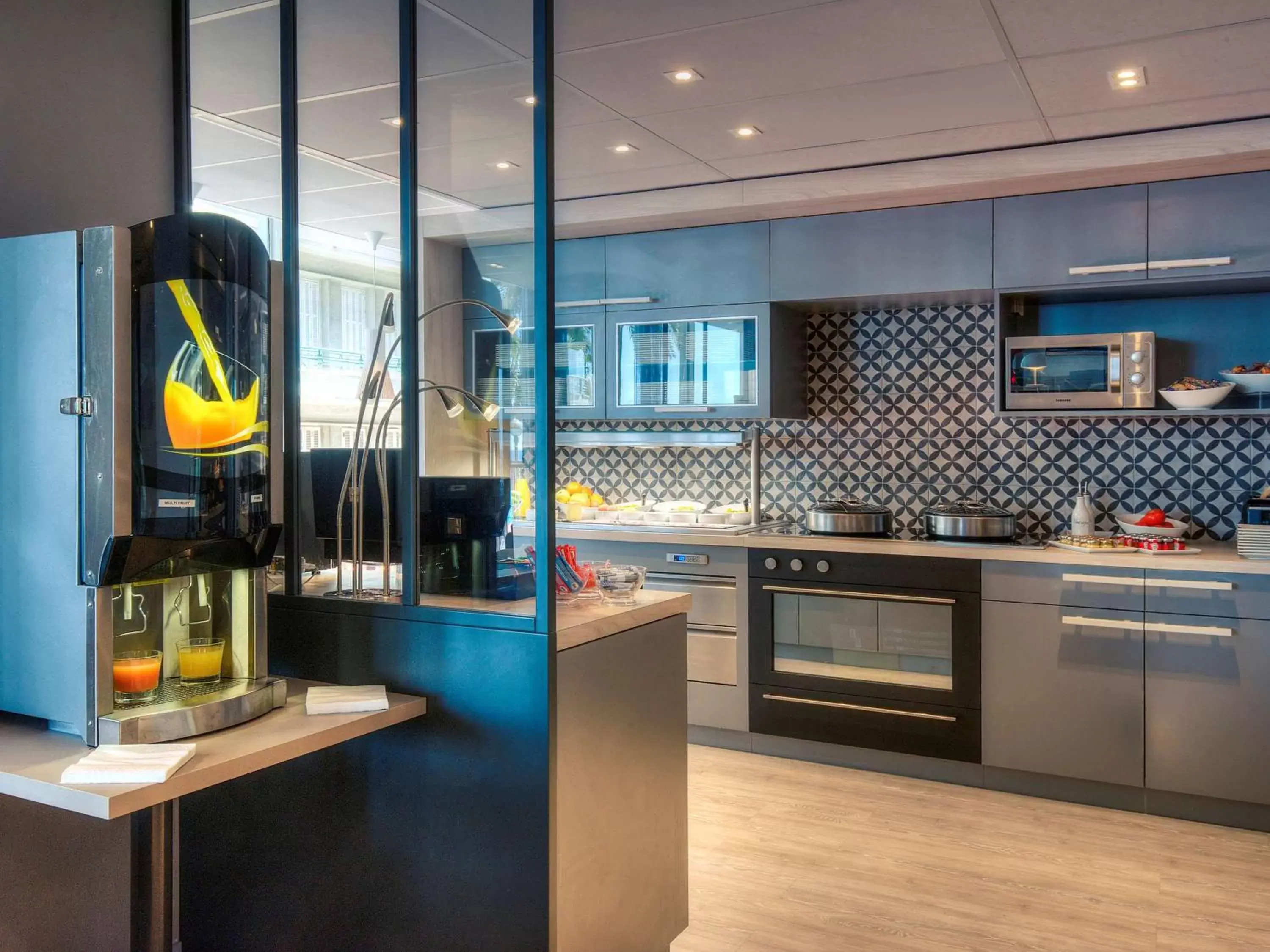 Lounge or bar, Kitchen/Kitchenette in Mercure Nice Promenade Des Anglais