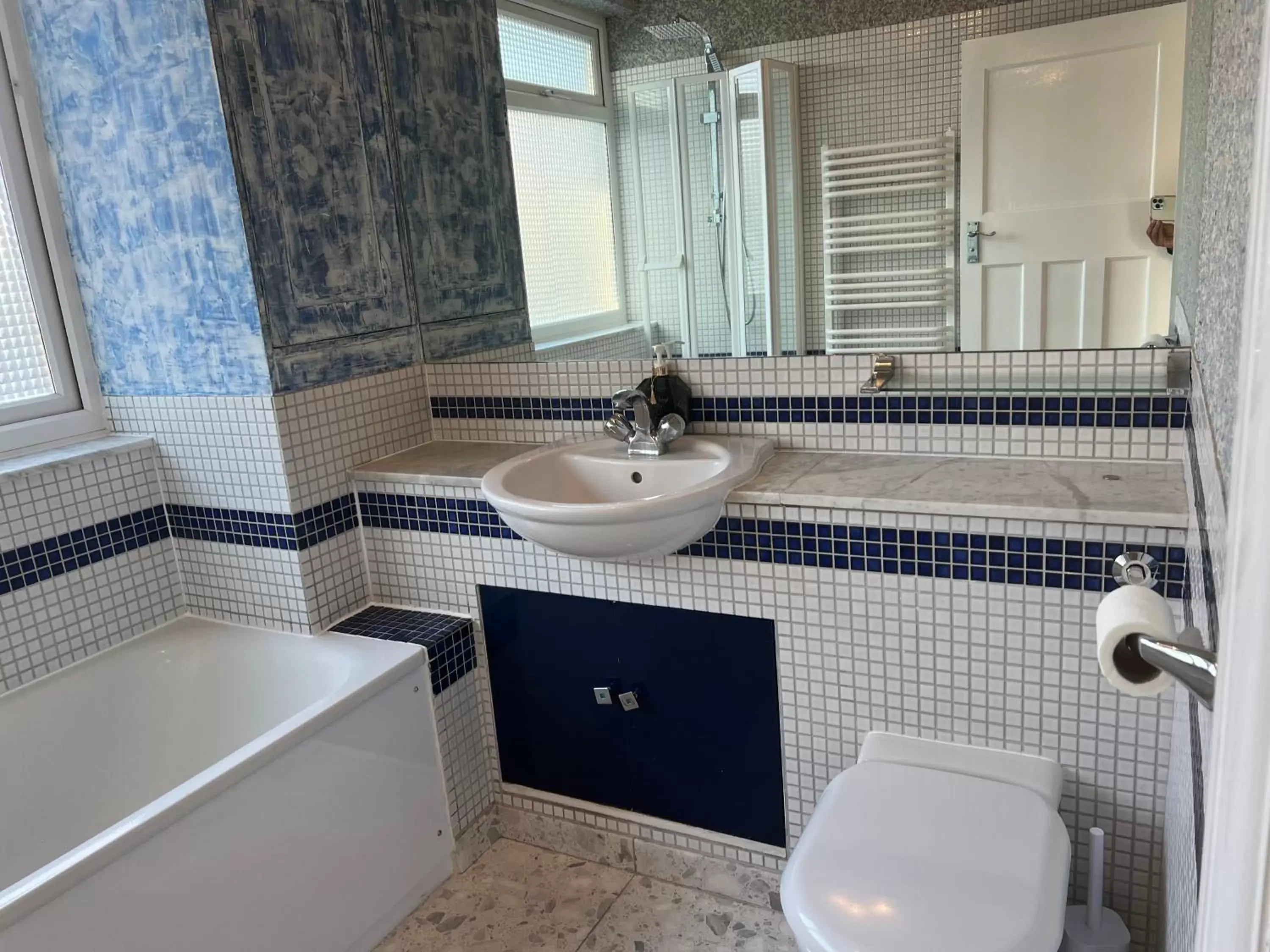 Bathroom in TJ Homes - Luxury Studio Suite with Garden View - Next to tube station London