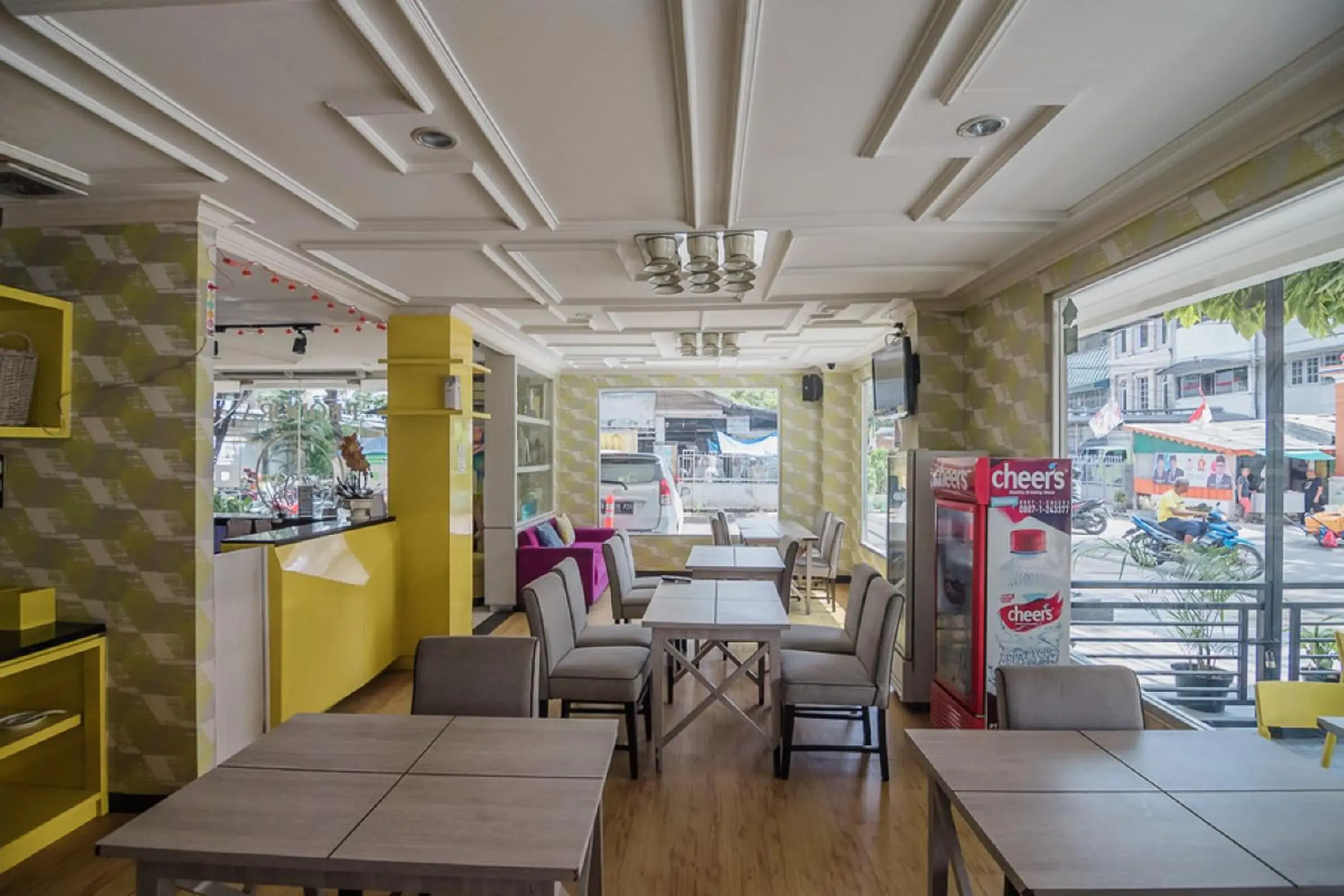 Lobby or reception, Restaurant/Places to Eat in RedDoorz Plus near Mangga Besar Station 2